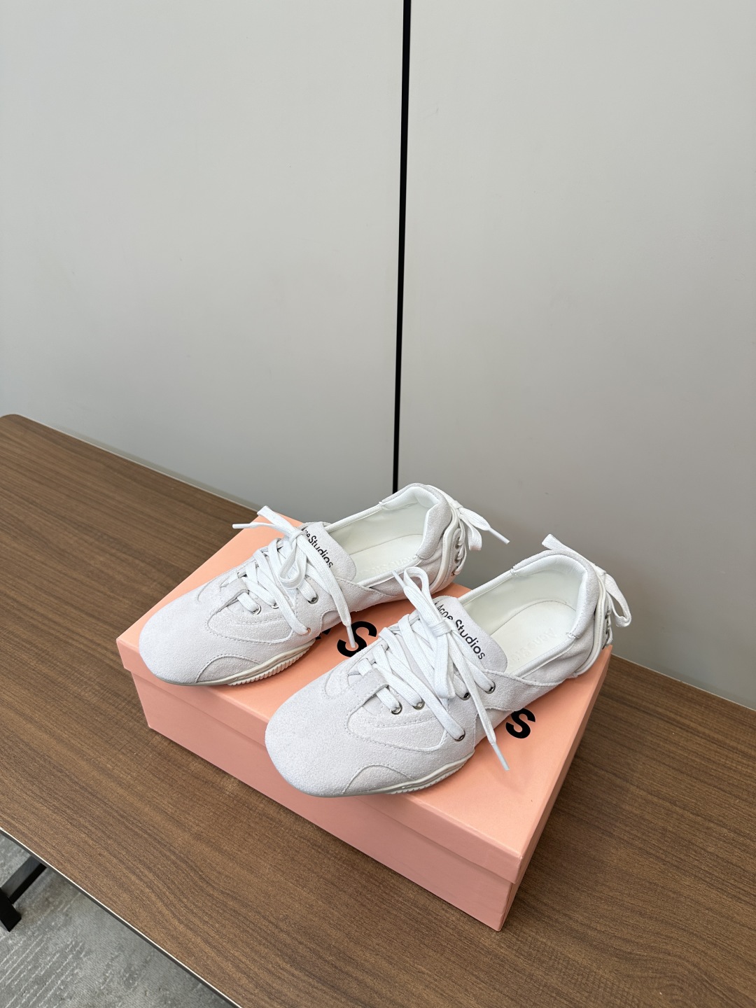 “Acne Studios Introduces New Ballet Shoes with Unique Fabrics and Design” - 图片 3