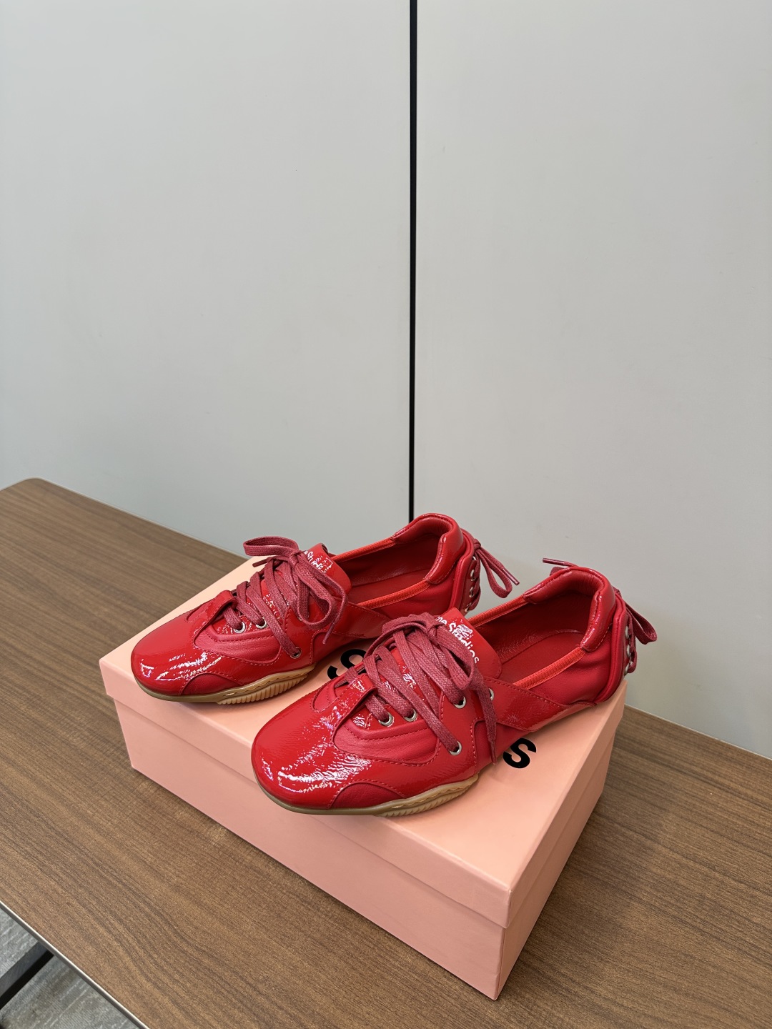 “Acne Studios: New Ballet Shoes with Unique Fabric and Design” - 图片 3