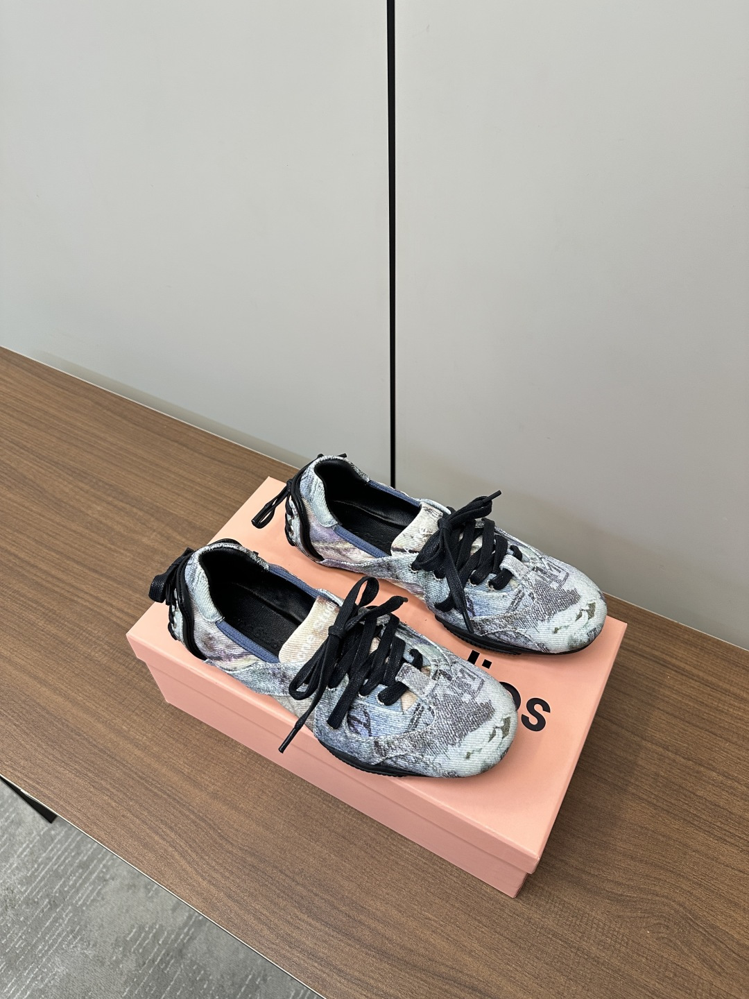 “Acne Studios Introduces New Ballet Shoes with Unique Design and Quality Fabrics” - 图片 2