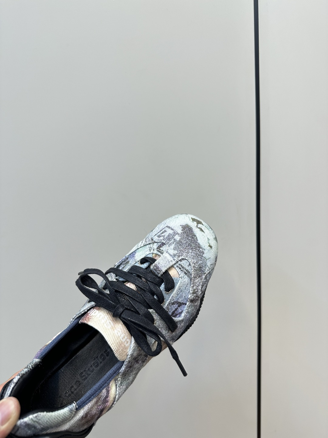 “Acne Studios Introduces New Ballet Shoes with Unique Design and Quality Fabrics” - 图片 6