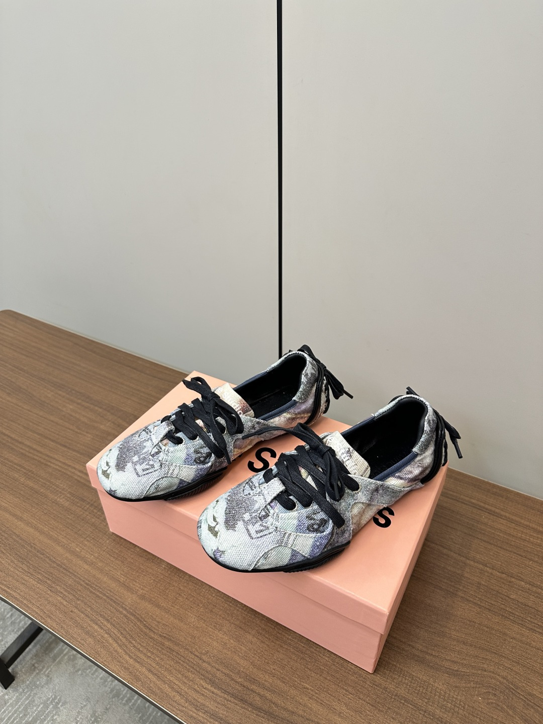 “Acne Studios Introduces New Ballet Shoes with Unique Design and Quality Fabrics” - 图片 3