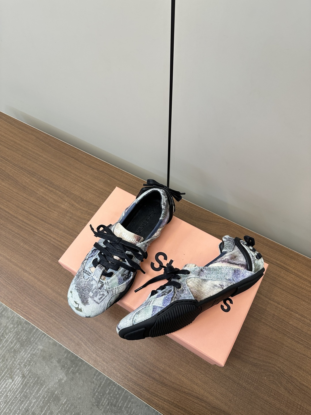 “Acne Studios Introduces New Ballet Shoes with Unique Design and Quality Fabrics” - 图片 4