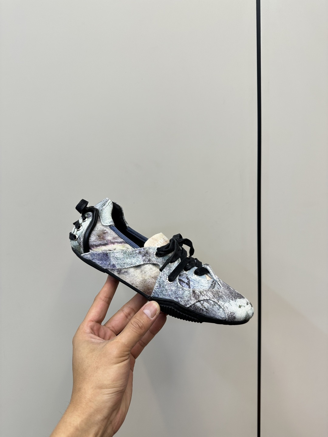 “Acne Studios Introduces New Ballet Shoes with Unique Design and Quality Fabrics” - 图片 5