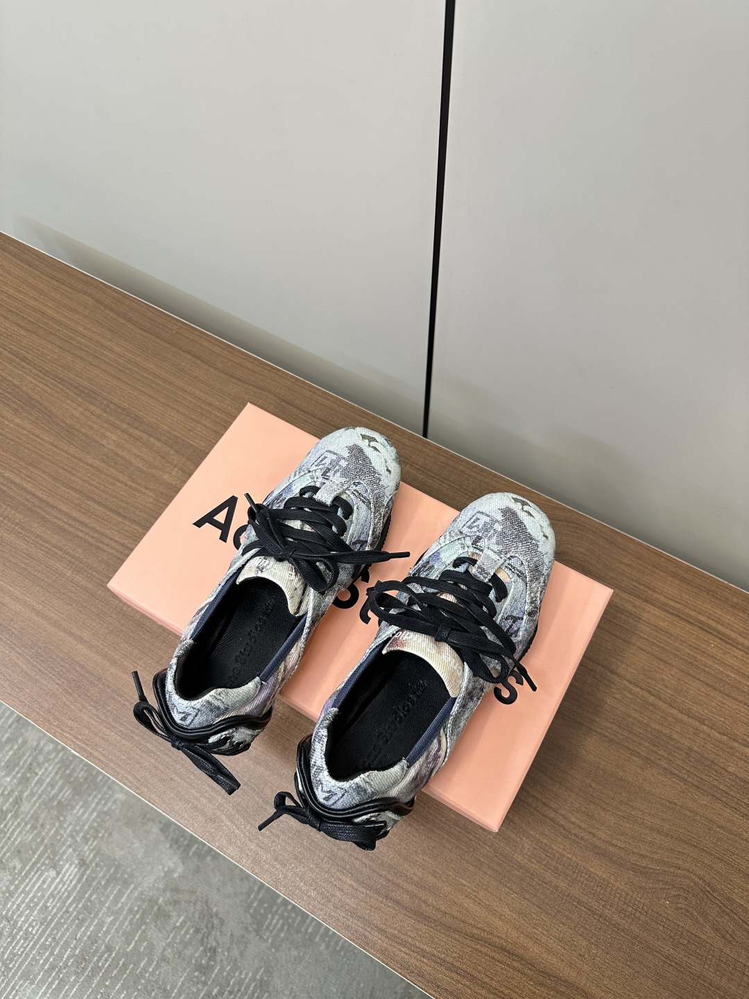 “Acne Studios Introduces New Ballet Shoes with Unique Design and Quality Fabrics” - 图片 9