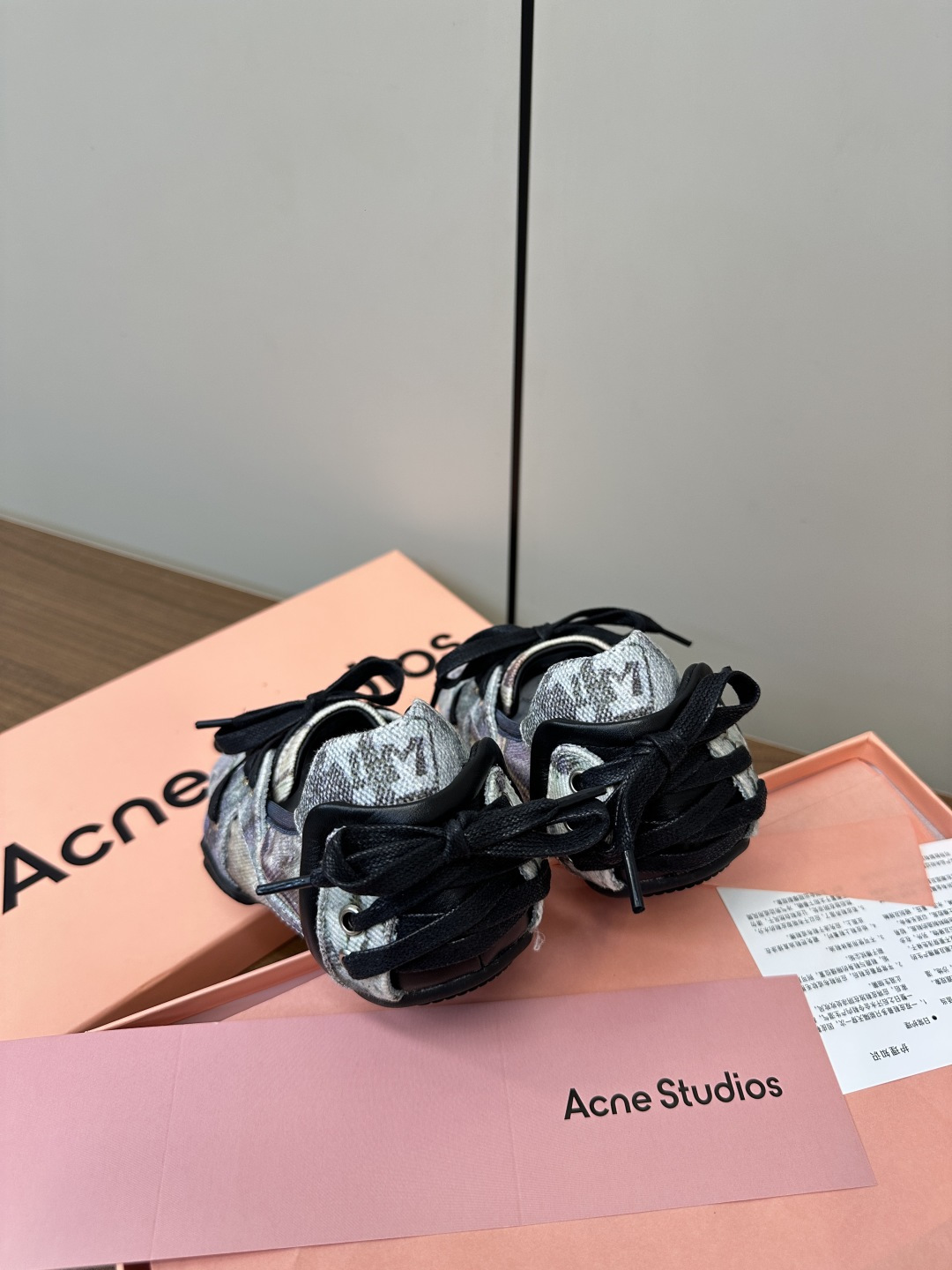 “Acne Studios Introduces New Ballet Shoes with Unique Design and Quality Fabrics” - 图片 8