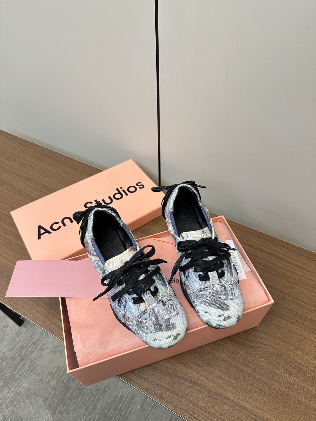 NO:418461,Top version Acne Studios Latest out of stock Wasteland ballet flats Original purchase and development Shoe trends | Acne Studios ballet shoes Acne Studios new ballet shoes are sweet and street-style, with denim and burst leather fabrics bringing a new texture. Both personality and fashion!  Updated traditional ballet shoes!  Delivery counter exquisite packaging Fabric: Original custom imported cowhide/cracked cowhide/washed denim Inner: Original cover sheepskin inner lining Outsole: Original open mold rubber sole Size: Women's model 35-40 (40 custom made), ballet shoes, acne studios, dior, flats, cowhide, sheepskin19860909顶级版本 Acne studios 最新断货王 废土芭蕾舞平底鞋 原版购入开发 鞋子趋势| Acne Studios 芭蕾舞鞋 Acne Studios新款芭蕾舞鞋又甜又街头,牛仔布和爆裂皮革的面料带来全新质感.个性与时尚兼具！更新传统的芭蕾舞鞋子！ 配送专柜精美包装 面料: 原版定制进口头层牛皮/爆裂纹牛皮/水洗牛仔布 内里: 原版套包羊皮内里 大底: 原版开模橡胶底 Size: 女款35-40（40订做）,芭蕾舞鞋,acne studios,dior,flats,cowhide,sheepskin,Women's Shoes