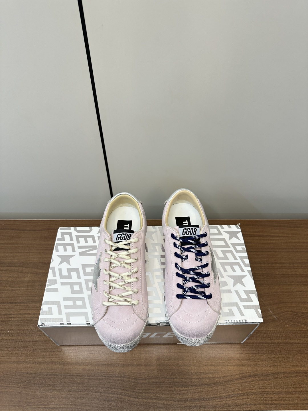 NO:410585,GGDB｜25ss New Couple Model in Spring and Summer Korean Limited Trace Star Casual Moral Training Small Dirty Shoes (Men's Size) I feel that many brands have started to produce colored shoelaces this year!  The contrasting color matching feel is really strong!  And this series is easy to wear!  Better wear than classic styles!  Custom fabric high mercerized beef reverse velvet/calf leather inner sheepskin private molded outsole, original full packaging Size women 35-39 men 39-44 (for women 40 custom made without return), casual shoes/sports shoes, sneakers, cowhide, sheepskin19860909GGDB｜25ss 春夏季新款情侣款 韩国限定ture star 休闲德训小脏鞋板鞋系列（男码） 感觉今年好多品牌都开始出彩色鞋带了！撞色搭配设计感真的很强！而且这个系列很好穿哎！比经典款的好穿！ 面料定制高丝光牛反绒/小牛皮 内里羊皮里 私模大底、原版全套包装 Size女35-39 男39-44（女40订做不退换）,休闲鞋/运动鞋,sneakers,cowhide,sheepskin,Women's Shoes