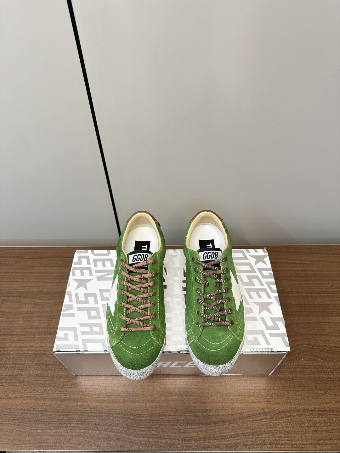 NO:410593,GGDB｜25ss New Couple Model in Spring and Summer Korean Limited Trace Star Casual Moral Training Small Dirty Shoes (Men's Size) I feel that many brands have started to produce colored shoelaces this year!  The contrasting color matching feel is really strong!  And this series is easy to wear!  Better wear than classic styles!  Custom fabric high mercerized beef reverse velvet/calf leather inner sheepskin private molded outsole, original full packaging Size women 35-39 men 39-44 (for women 40 custom made without return), casual shoes/sports shoes, sneakers, cowhide, sheepskin19860909GGDB｜25ss 春夏季新款情侣款 韩国限定ture star 休闲德训小脏鞋板鞋系列（男码） 感觉今年好多品牌都开始出彩色鞋带了！撞色搭配设计感真的很强！而且这个系列很好穿哎！比经典款的好穿！ 面料定制高丝光牛反绒/小牛皮 内里羊皮里 私模大底、原版全套包装 Size女35-39 男39-44（女40订做不退换）,休闲鞋/运动鞋,sneakers,cowhide,sheepskin,Women's Shoes