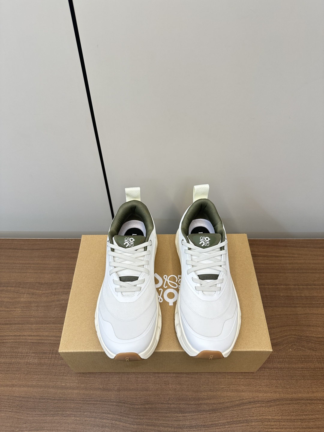 NO:410601,Top version Loewe｜Loewe x on cioudtilt 2.0 couple casual sneakers Loewe xon New collaboration series Fashion, the brand and Swiss high-performance sports brand On create this series of works designed for urban and outdoor life, fully demonstrating the technological quality of sustainable concepts. Made of recycled polyester fiber and mesh cloth, it is made of exclusive rubber sole, and the shoe is printed with the classic Loewe logo on the side, decorated with full coverage of seam details. This cooperation combines On Aewe professional technology and loewe's exquisite craftsmanship in the production and design, specially designed for urban life and outdoor sports. Sizes for ladies 35-40, men's 39-45, casual shoes/sports shoes, loewe, loewe, sneakers19860909顶级版本 Loewe｜罗意威 x on cioudtilt2.0情侣款休闲运动鞋  罗意威 xon 昂跑全新合作系列 时尚,品牌与瑞士高性能运动品牌on携手打造的此系列作品专为城市与户外生活而设,充分彰显蕴含可持续理念的科技品质. 由再生聚酯纤维和网眼布制成,采用独家橡胶鞋底, 鞋侧印有loewe罗意威经典logo,饰有全覆盖贴缝细节. 此次合作,将on昂跑专业技术和loewe罗意威的精湛工艺结合,运用在的制作和设计中,专为城市生活和户外运动打造. 尺码女士35-40,男士39-45,休闲鞋/运动鞋,loewe,loewe,sneakers,Women's Shoes