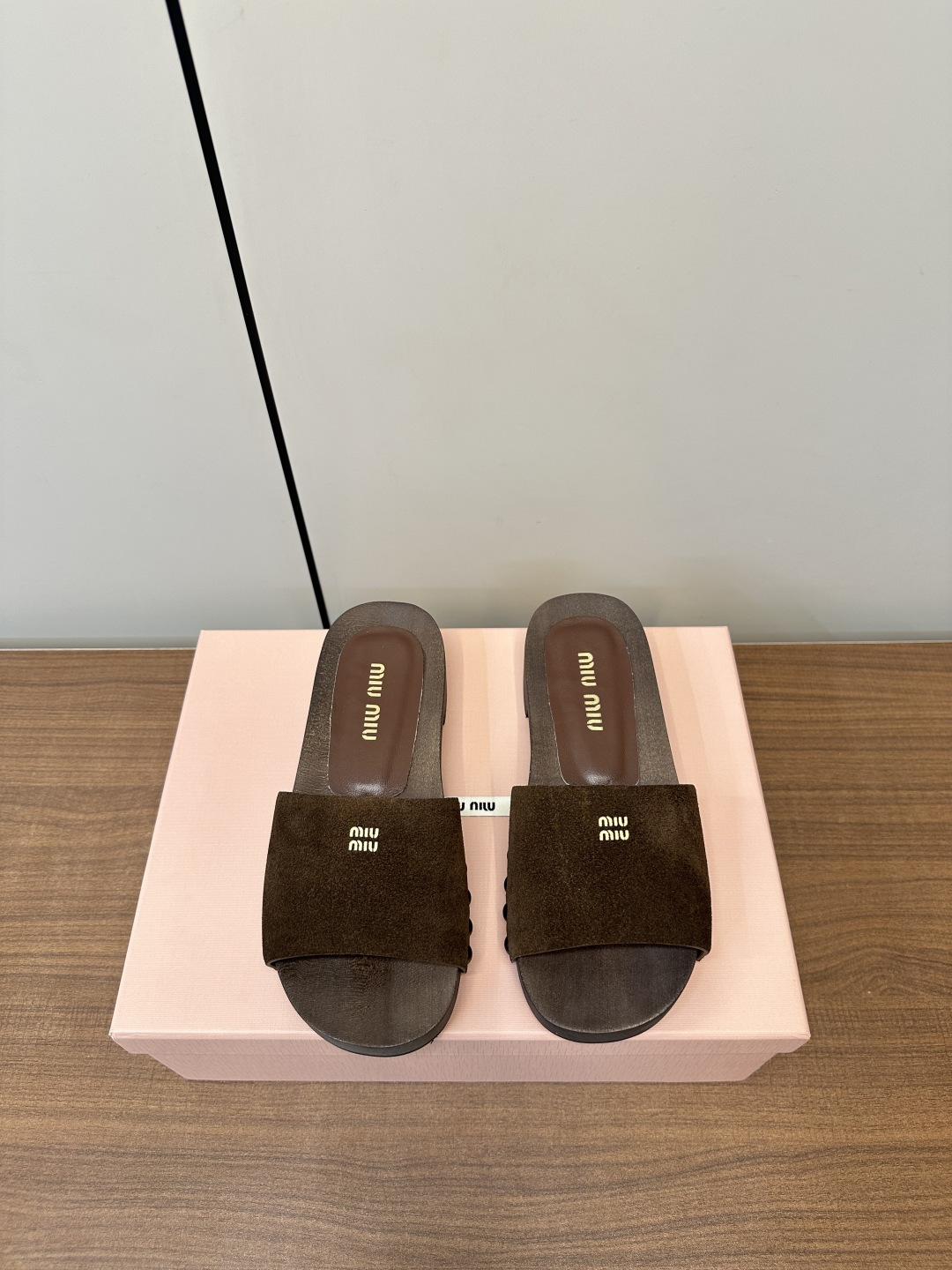 NO:255109,MIUMIU｜Miu Miu 2025 spring and summer new retro wooden slippers miumiu catwalk solid wood slippers, skin-friendly, a must-have for cool summer fabric, soft cow patent leather/high mercerized cow prosperity footbed sheepskin original solid wood outsole heel height 3.5cm Size: 35-40 (40 custom made without return or exchange) with original packaging, slippers, miumiu, slippers, sheepskin19860909批 MIUMIU｜谬谬2025春夏新款复古木履拖鞋 miumiu走秀款实木木履走秀款拖鞋,亲肤 清凉夏季必备款 面料完全对版的软牛漆皮/高丝光牛繁荣 垫脚绵羊皮 原版实木大底 跟高3.5cm 码数:35-40（40定做不退不换） 配原版包装,拖鞋,miumiu,slippers,sheepskin,Women's Shoes
