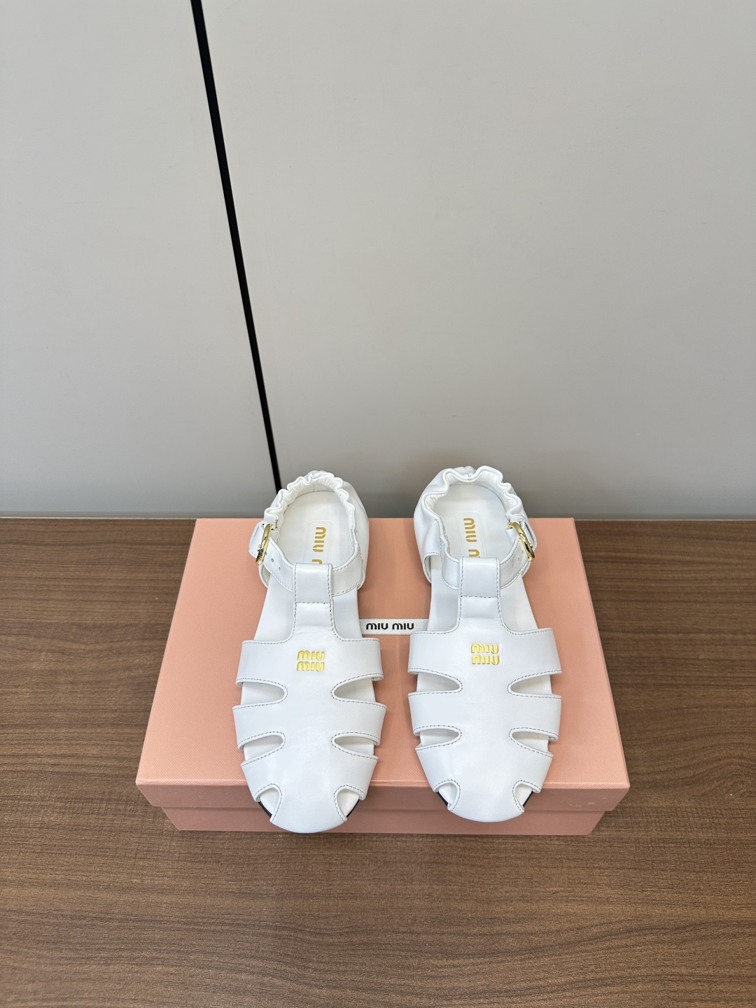 NO:410502,MIUMIU｜25ss Miao Miao spring and summer catwalk Roman sandals and pig cage shoes. Many celebrities and internet celebrities grow grass. Retro and fashionable. The brand logo iconic metal logo matches every design element on the fashionable point. It looks very good and comfortable to wear. Many internet celebrities grow grass. Upper calfskin, inner sheepskin. Original rubber outsole full packaging. SIZE35-40, sandals, miumiu, sandals, cowhide, sheepskin19860909MIUMIU｜25ss缪缪春夏走秀款罗马凉鞋猪笼鞋 超多明星网红种草 复古时髦前 品牌logo标志性金属标搭配每一个设计元素都踩在时髦点上 上脚非常好看舒适 超多网红种草 鞋面小牛皮 内里羊皮 原版橡胶大底全套包装 SIZE35-40,,凉鞋,miumiu,sandals,cowhide,sheepskin,Women's Shoes