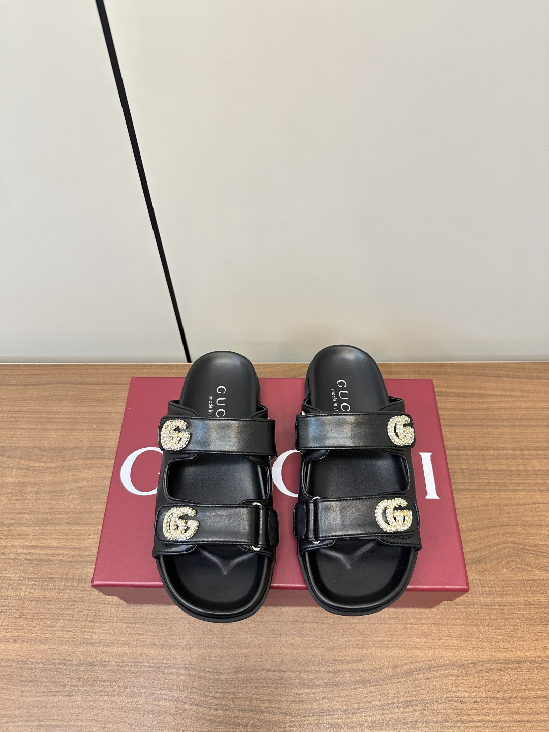 NO:418411,Top version Gucci｜Gucci Women's Double G Diamond Button Sandals This sandal is made of GG canvas, embellished with a discerning double G logo, and is equipped with light gold tones, injecting a touch of exquisite and elegant atmosphere into the entire design. Original custom cowhide, custom sheepskin, original rubber outsole, size 35-41 (40.41. Custom made without return), slippers, gucci, sandals, slippers, cowhide, sheepskin19860909顶级版本 Gucci｜古琦女士双G钻扣凉拖鞋 这款凉鞋以GG帆布匠心打造,缀饰一眼可辨的双G标识,配以浅金色调配件,为整个设计注入一抹精致优雅气息 原版定制牛皮 内里定制羊皮  原版橡胶大底 码数35-41（40.41.定做不退换）,拖鞋,gucci,sandals,slippers,cowhide,sheepskin,Women's Shoes