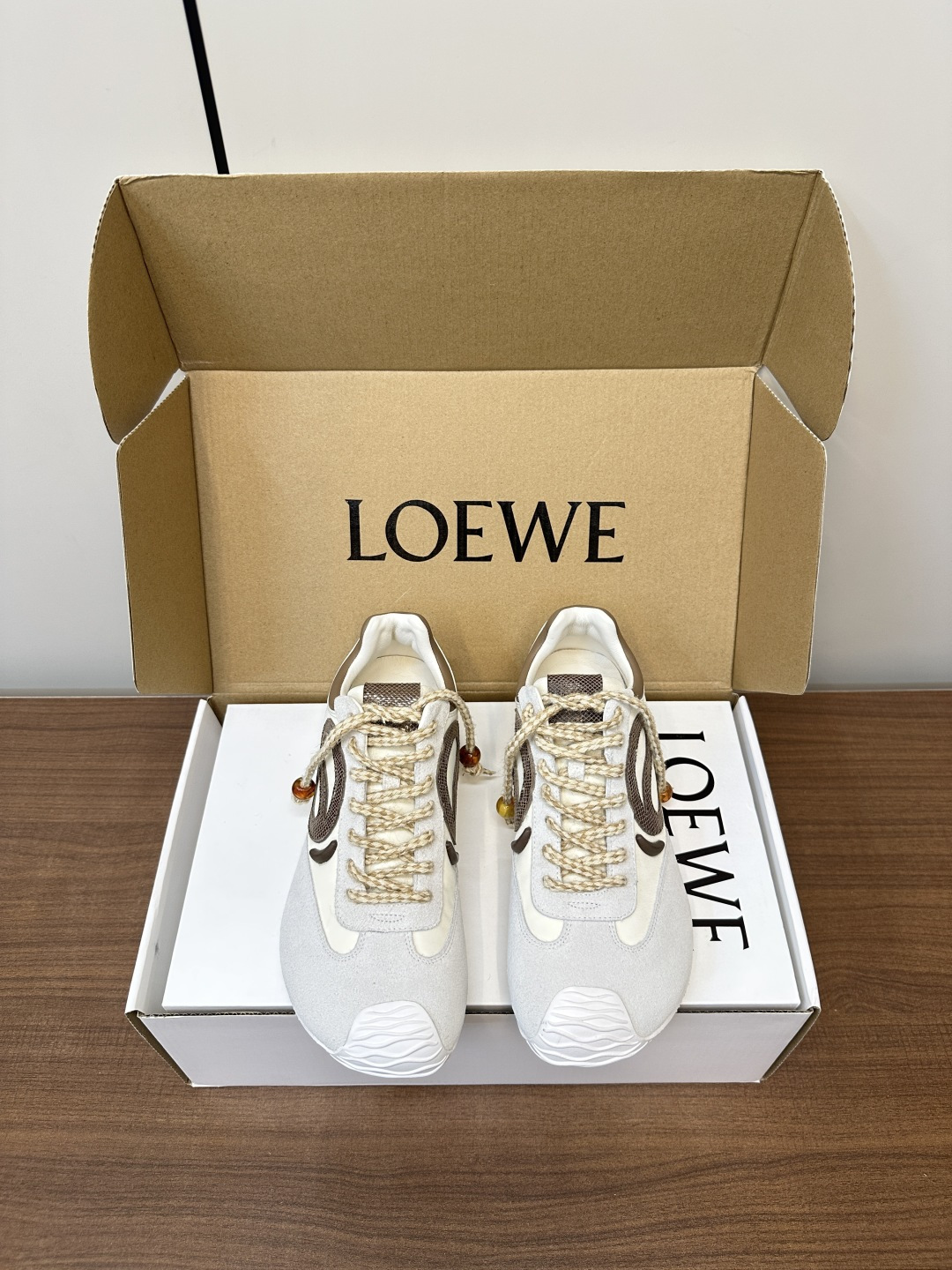 NO:410506,Top version (with airplane box) LOEWE 25ss Early Spring Forrest Gump shoes Destoring shoes Sneakers (fasteners) Loewe color-blocking sneakers!  The minimalist style is really perfect and versatile!  Just wear it easily and the shoes are very high-end and light!  No pressure to go shopping!  The biggest feature of this shoe is invincible and comfortable to wear, it is light and has no weight-bearing feeling, no running-in period, so comfortable that you feel like you are not wearing shoes, and you are an old friend when you put it on. The upper is frosted leather splicing fabric inner sheepskin size35-40 (customized for 40.41), casual shoes/sports shoes, loewe, loewe, sneakers, sheepskin19860909顶级版本（配飞机盒） LOEWE 25ss早春阿甘鞋 德训鞋 运动鞋（扣件) 罗意威拼色运动鞋！极简风格真的做到极致、实在太百搭！随便穿搭就可以很高级、鞋子很轻便！逛街暴走无压力！这鞋最大特点上脚无敌舒适、穿起来很轻盈没有负重感,无需磨合期、舒适到让你感觉没穿鞋一样、上脚就是老朋友, 鞋面 磨砂皮拼接织布 内里绵羊皮 size35-40（40.41订做）,休闲鞋/运动鞋,loewe,loewe,sneakers,sheepskin,Women's Shoes