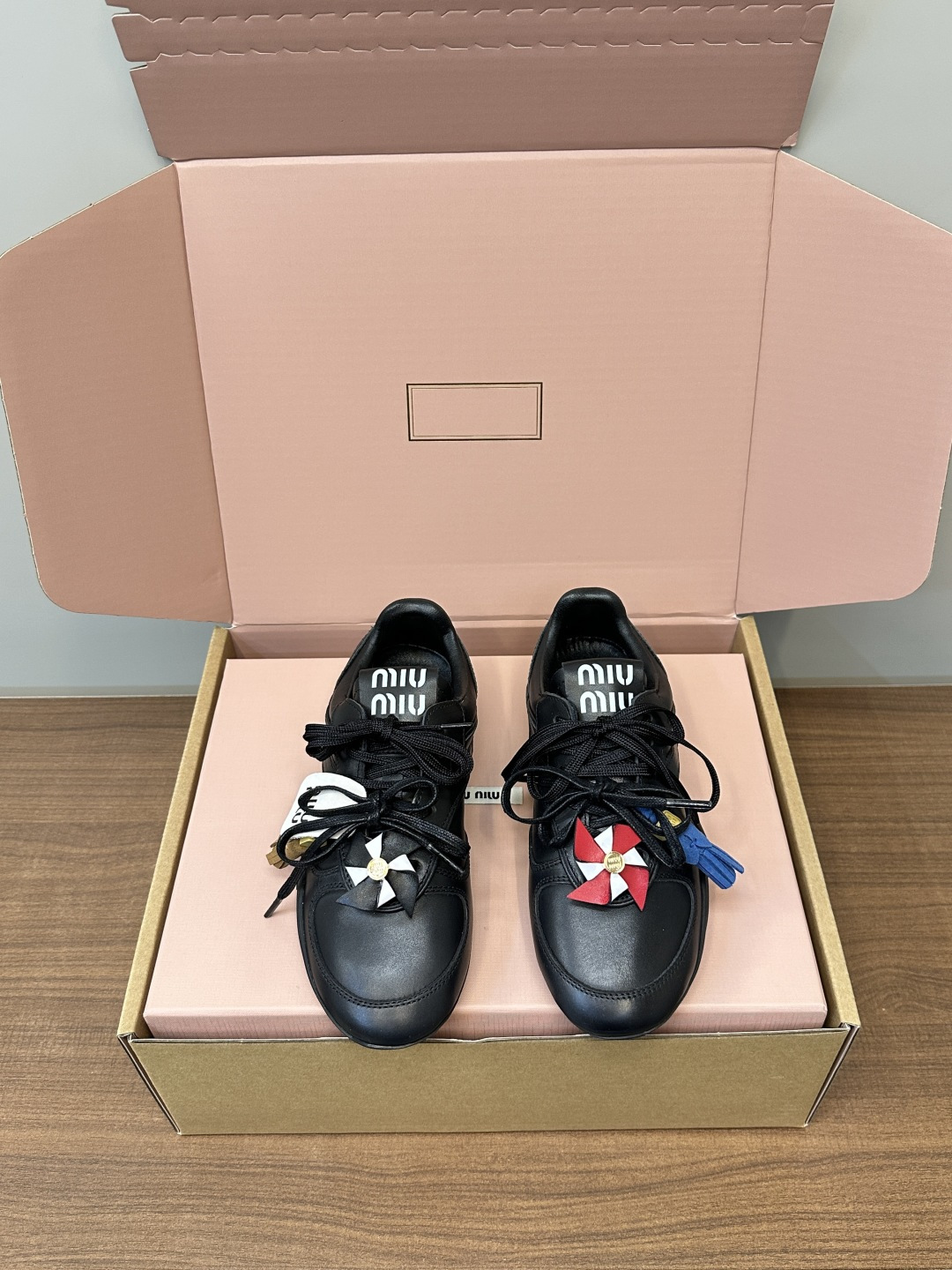 NO:410534,Top version MIUMIU｜Mu Miu 25s new couple's contrasting color mesh casual moral training shoes Miu Miu Miu This pair of sneakers that were released on the show in the world have been launched. It is simple and casual and unruly, and can reflect the beauty of tannins. The whole pair of shoes is simple and fashionable, and it is very light and versatile!  Fabric: Snake-printed calfskin/breathable mesh fabric Inner: Sheepskin inner lining + technology cloth footbed Original molded rubber sole Size: Women 35-40, men 39-45 (for women 40, men 45 customized), casual shoes/sports shoes, miumiu, sneakers, cowhide, sheepskin19860909顶级版本 MIUMIU｜缪缪25s新品情侣款撞色网布休闲德训鞋 Miu Miu 缪缪大秀上爆出的这双球鞋 后全球各大代购官网火爆上市. 简单很随意不羁又能体现单宁美感,整双鞋子设计简约时尚,上脚非常轻便 百搭！ 面料: 蛇纹压印小牛皮/透气网布 内里: 羊皮内里+科技布垫脚 原版开模橡胶大底 Size:女35-40、男39-45（女40、男45订做）,休闲鞋/运动鞋,miumiu,sneakers,cowhide,sheepskin,Women's Shoes
