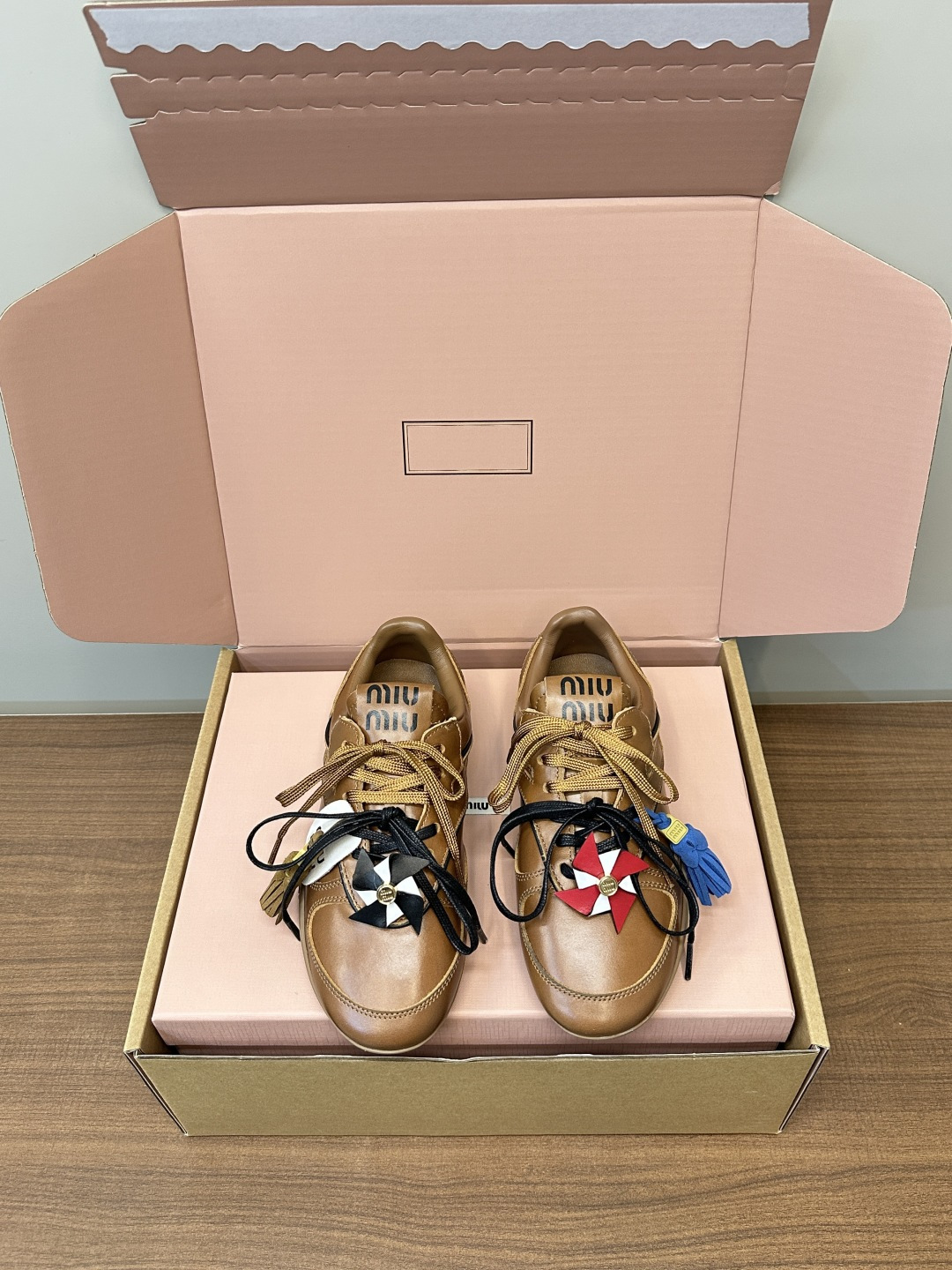 NO:410540,Top version MIUMIU｜Mu Miu 25s new couple's contrasting color mesh casual moral training shoes Miu Miu Miu This pair of sneakers that were released on the show in the world have been launched. It is simple and casual and unruly, and can reflect the beauty of tannins. The whole pair of shoes is simple and fashionable, and it is very light and versatile!  Fabric: calf leather Inner: sheepskin inner lining, footrest Original open mold rubber sole Size: Women 35-40, men 39-45 (for women 40, men 45 customized), casual shoes/sports shoes, miumiu, sneakers, cowhide, sheepskin19860909顶级版本 MIUMIU｜缪缪25s新品情侣款撞色网布休闲德训鞋 Miu Miu 缪缪大秀上爆出的这双球鞋 后全球各大代购官网火爆上市. 简单很随意不羁又能体现单宁美感,整双鞋子设计简约时尚,上脚非常轻便 百搭！ 面料: 小牛皮 内里: 羊皮内里、垫脚 原版开模橡胶大底 Size:女35-40、男39-45（女40、男45订做）,休闲鞋/运动鞋,miumiu,sneakers,cowhide,sheepskin,Women's Shoes