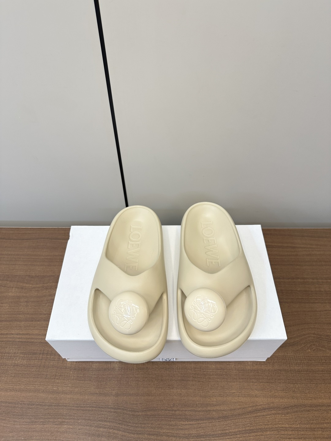 NO:406774,Luo Yiwei LOEWE 24s spring and summer new Ease bubble clip beach shoes sandals Original purchase and development latex material Extreme comfort, very recognizable, beautiful and practical, comfortable but not monotonous slippers Upper: rubber integral molding Original original molding Outsole: wear-resistant pu outsole Size: 35-40 (40 custom made), slippers, loewe, loewe, slippers19860909罗意威 LOEWE 24s春夏新款 Ease 泡泡夹脚 沙滩鞋 凉拖鞋 原版购入开发做货 乳胶材质 舒适度极高,非常具有辨识度,美貌与实用并存舒适而不单调的拖鞋 鞋面:橡胶一体成型 原版原版开模扣饰 大底:耐磨pu大底 码数:35-40（40定做）,拖鞋,loewe,loewe,slippers,Women's Shoes