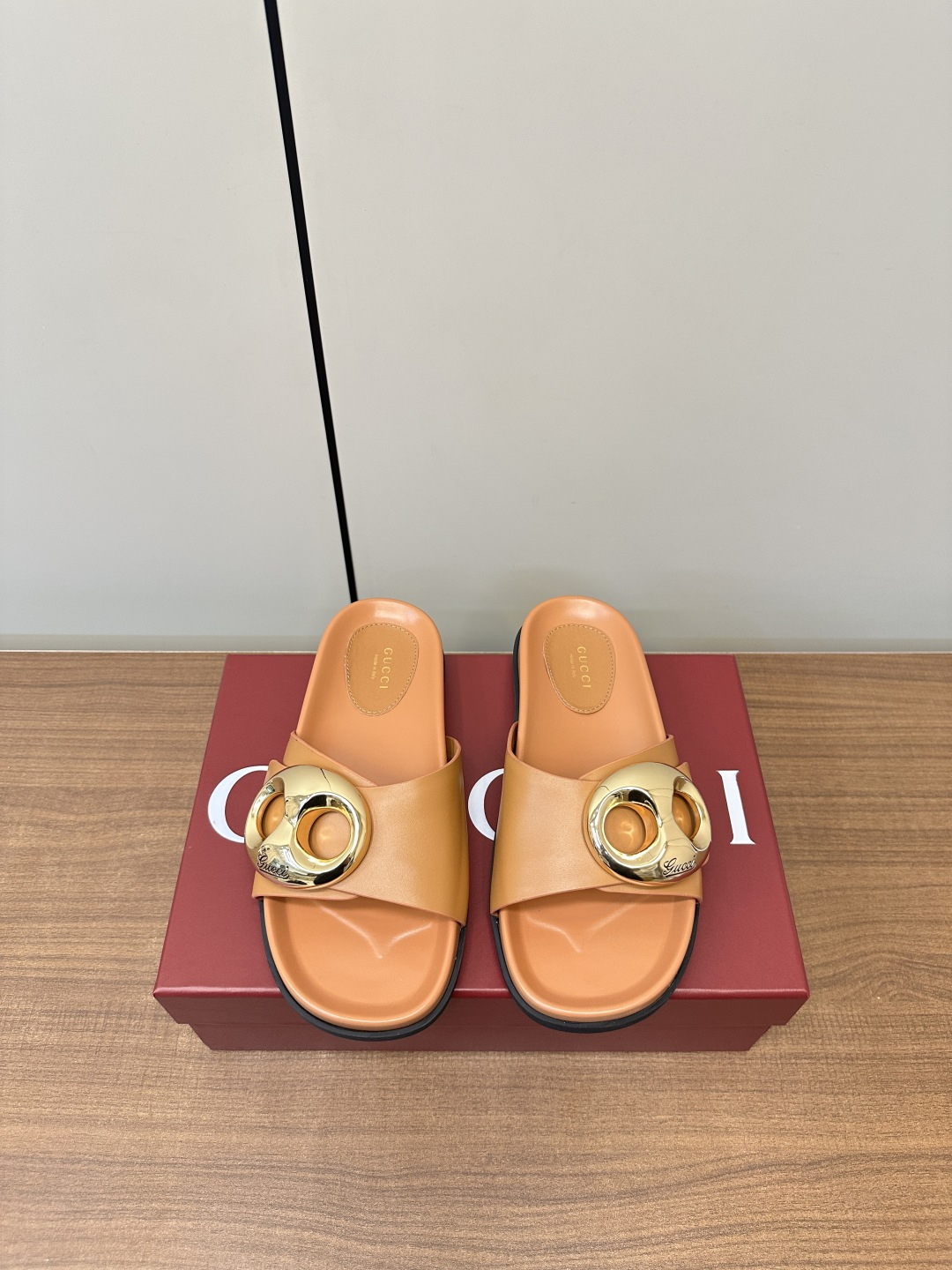 NO:418421,Top version Gucci｜Gucci Women's Double G-button Sandals This sandal is made of GG canvas, embellished with a discerning double G logo, and is equipped with light gold tones, injecting a touch of exquisite and elegant atmosphere into the entire design. Original custom cowhide, custom sheepskin, original rubber outsole, size 35-41 (40.41. Custom made without return), slippers, gucci, sandals, slippers, cowhide, sheepskin19860909顶级版本 Gucci｜古琦女士双G扣凉拖鞋 这款凉鞋以GG帆布匠心打造,缀饰一眼可辨的双G标识,配以浅金色调配件,为整个设计注入一抹精致优雅气息 原版定制牛皮 内里定制羊皮  原版橡胶大底 码数35-41（40.41.定做不退换）,拖鞋,gucci,sandals,slippers,cowhide,sheepskin,Women's Shoes