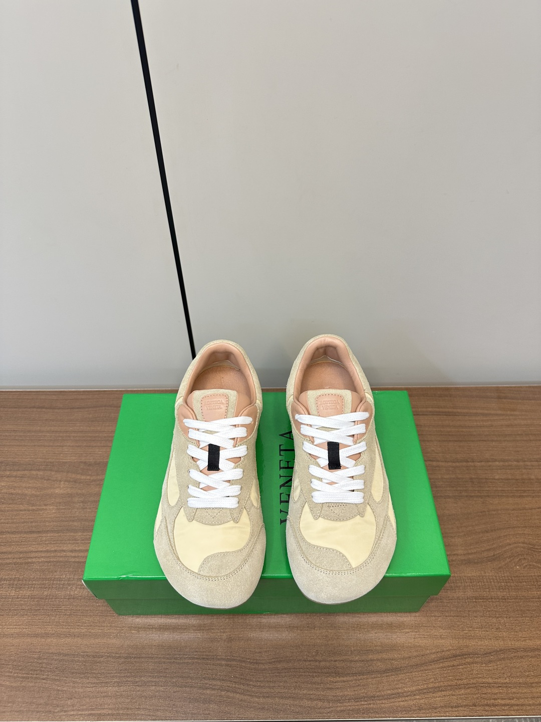 NO:265530,Bottega Veneta｜BV Baodiejia 25ss new Forrest Gump shoes German training sneakers (men's size) Sneaker technology nylon and suede, inspired by retro sneakers, a brand new interpretation of classic sneakers, a light, comfortable and breathable summer essential item. The sole adopts classic woven texture, super recognizable, nylon suede splicing, full texture!   Size#Women's 35-40 (40 custom made no return or exchange) #Men's 39-45 (45 custom made no return or exchange), casual shoes/sports shoes, bottega veneta, bottega veneta, bottega veneta, bottega veneta, bottega veneta, bottega veneta, bottega veneta, sneakers, chamois leather19860909Bottega Veneta｜BV葆蝶家 25ss新款 阿甘鞋 德训运动鞋（男码） Sneaker科技尼龙和绒面打造,灵感来自复古球鞋,全新演绎经典运动鞋,轻便、舒适、透气的夏季必备单品 鞋底采用经典的编织纹理,超有辨识度,尼龙麂皮拼接,满满的质感呈现！  Size#女35-40（40订做不退换）  #男39-45（45可订做不退换）,休闲鞋/运动鞋,bottega veneta,bottega veneta,bottega veneta,sneakers,chamois leather,Women's Shoes