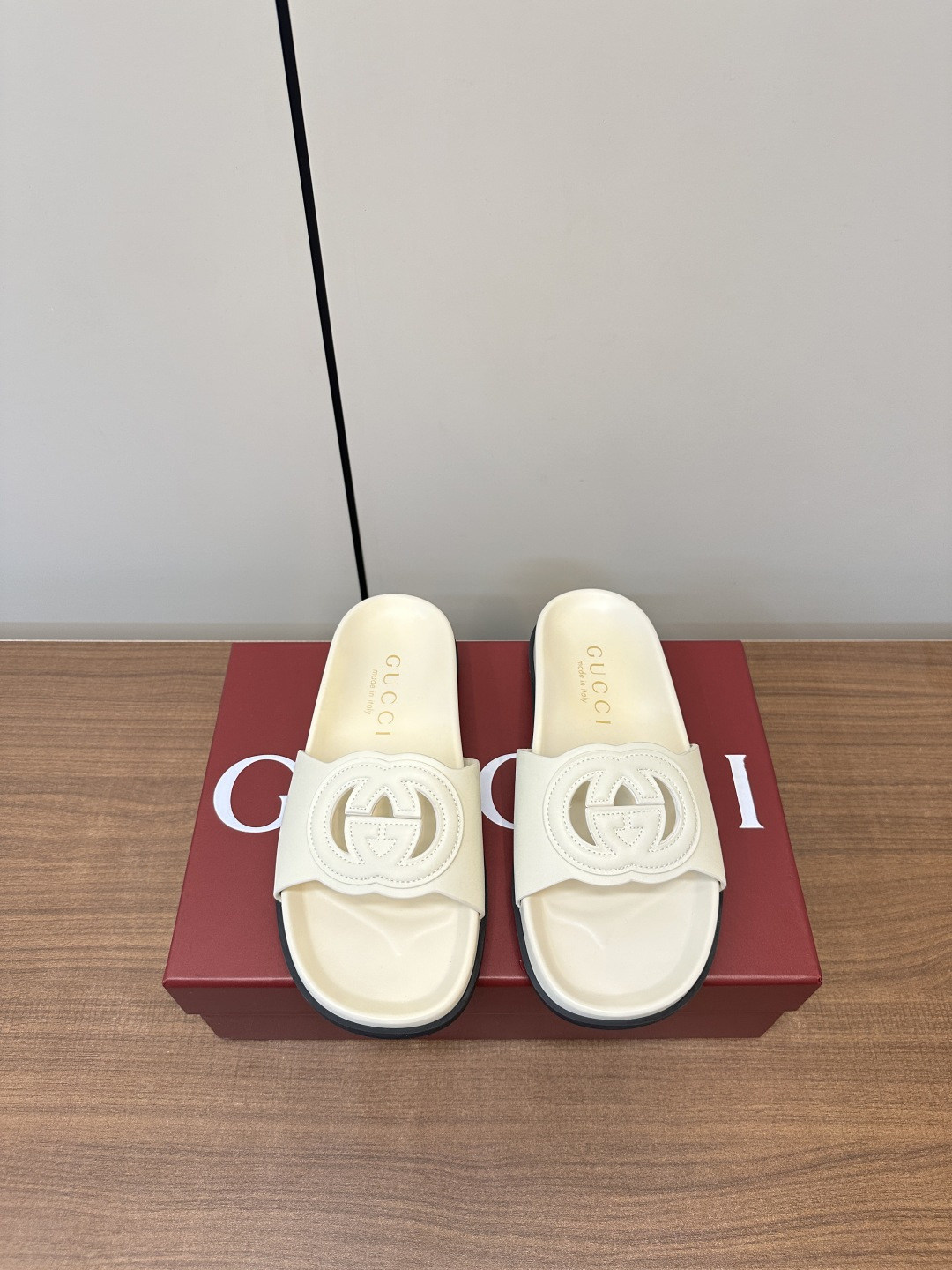NO:410477,Gucci｜Gucci Women's Double G-buckle Flat Slippers This sandal is made of GG canvas, embellished with a discerning double G logo, and is equipped with light gold tones, injecting a touch of exquisite and elegant atmosphere into the entire design. Original custom cowhide, custom sheepskin, tpu rubber outsole, size 35-41 (40.41. Custom made without return), slippers, gucci, sandals, slippers, cowhide, sheepskin19860909Gucci｜古琦女士双G扣平底拖鞋 这款凉鞋以GG帆布匠心打造,缀饰一眼可辨的双G标识,配以浅金色调配件,为整个设计注入一抹精致优雅气息 原版定制牛皮 内里定制羊皮  tpu橡胶大底 码数35-41（40.41.定做不退换）,拖鞋,gucci,sandals,slippers,cowhide,sheepskin,Women's Shoes