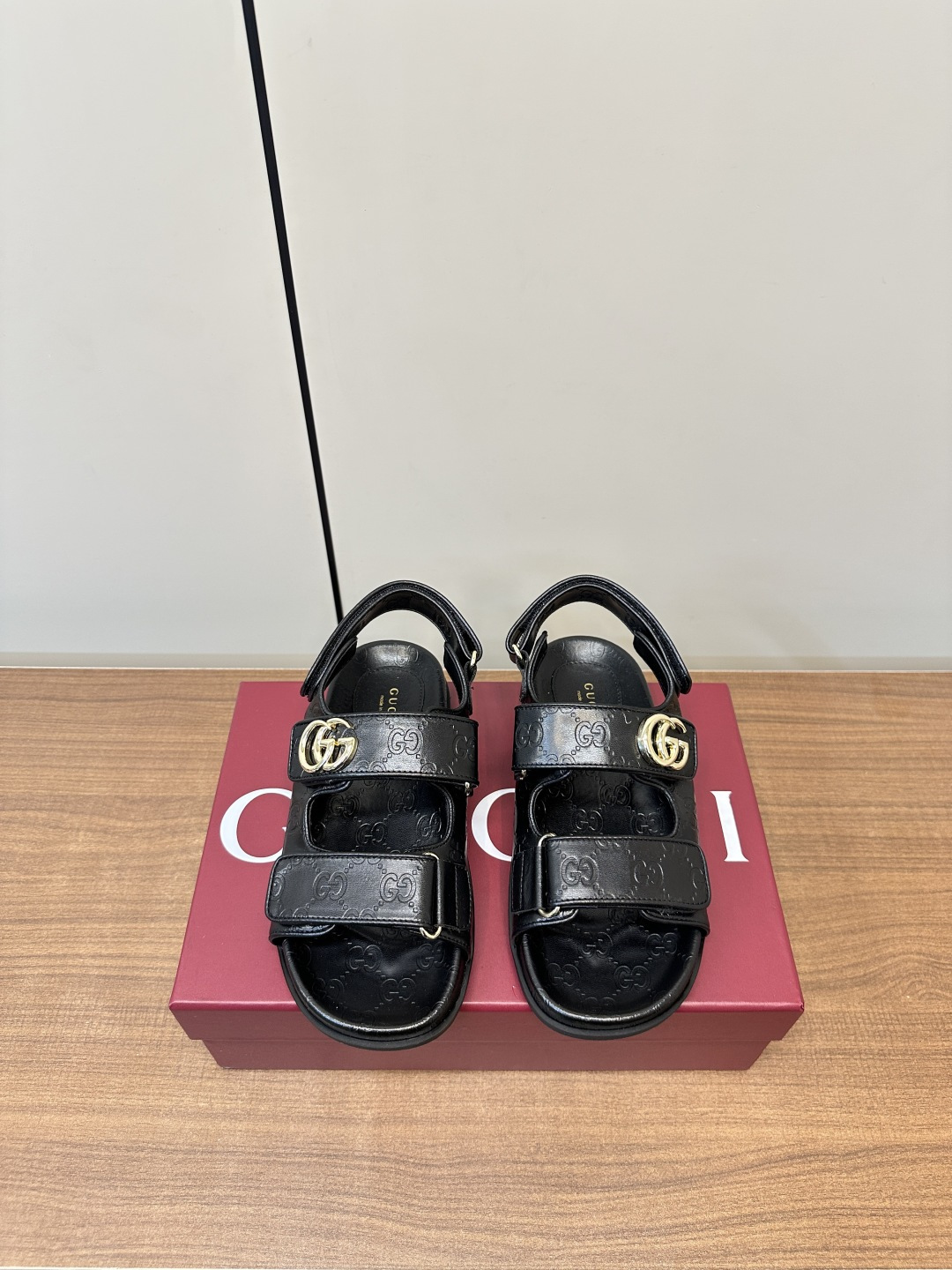NO:410484,Gucci｜Gucci Women's Double G Buck Embossed Velcro Beach Sandals This sandal is made of GG canvas, embellished with a discerning double G logo, and is equipped with light gold tones, injecting a touch of exquisite and elegant atmosphere into the entire design. Original custom double G embossed cowhide, custom sheepskin, tpu rubber sole, size 35-41 (40.41. Custom made without return), sandals, gucci, sandals, cowhide, sheepskin19860909Gucci｜古琦女士双G扣压花魔术贴沙滩凉鞋 这款凉鞋以GG帆布匠心打造,缀饰一眼可辨的双G标识,配以浅金色调配件,为整个设计注入一抹精致优雅气息 原版定制双G压花牛皮 内里定制羊皮  tpu橡胶大底 码数35-41（40.41.定做不退换）,凉鞋,gucci,sandals,cowhide,sheepskin,Women's Shoes