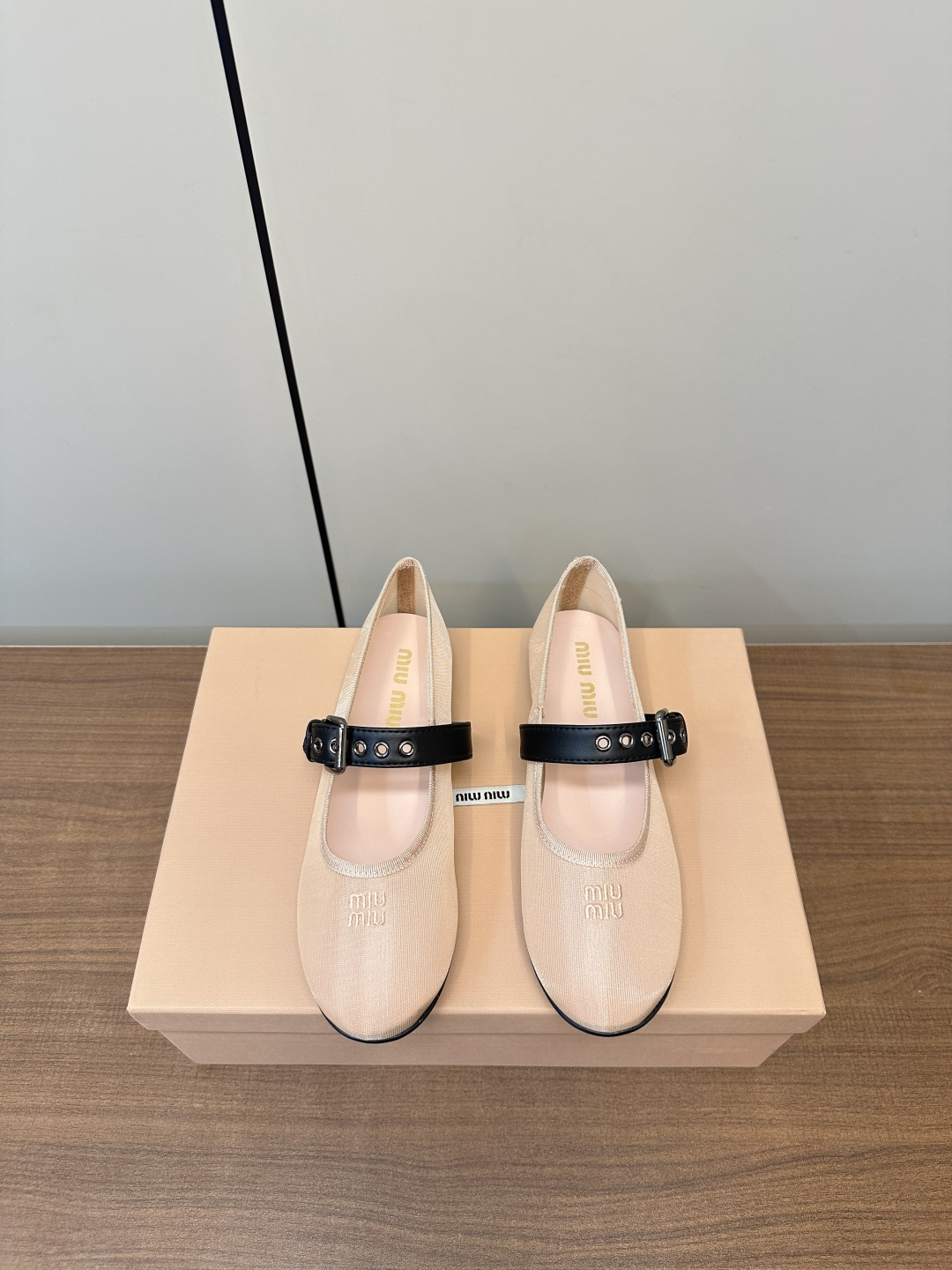 NO:410490,MiuMiu 25ss New early spring Mary Jane ballet mesh dance shoes Show craftsmanship comes from the details of the Miu Miu series Trendy elements of the new season With the concept of the love at this moment, Mary Jane ballet conveys a modern style~ It looks good no matter how you wear it, this summer fashionista favorite, it is mainly comfortable, you don’t want to take it off when you wear it Fabric mesh fabric inner sheepskin footbed Large sole original molded TPU rubber sole Size 35-40 (40, 41 customized), ballet shoes, miumiu, mary jane, sheepskin19860909MiuMiu 25ss 早春新品玛丽珍芭蕾舞网纱跳舞鞋 秀场工艺来自Miu Miu系列的细节特写 新季的潮流要素 与此刻挚爱的概念,玛丽珍芭蕾舞传达现代风格~ 怎么穿都好看今夏时髦精最爱,主打舒适,穿上完全不想脱下 面料网纱面料 内里羊皮垫脚 大底原版开模TPU橡胶鞋底 码数35-40（40、41订做）,芭蕾舞鞋,miumiu,mary jane,sheepskin,Women's Shoes