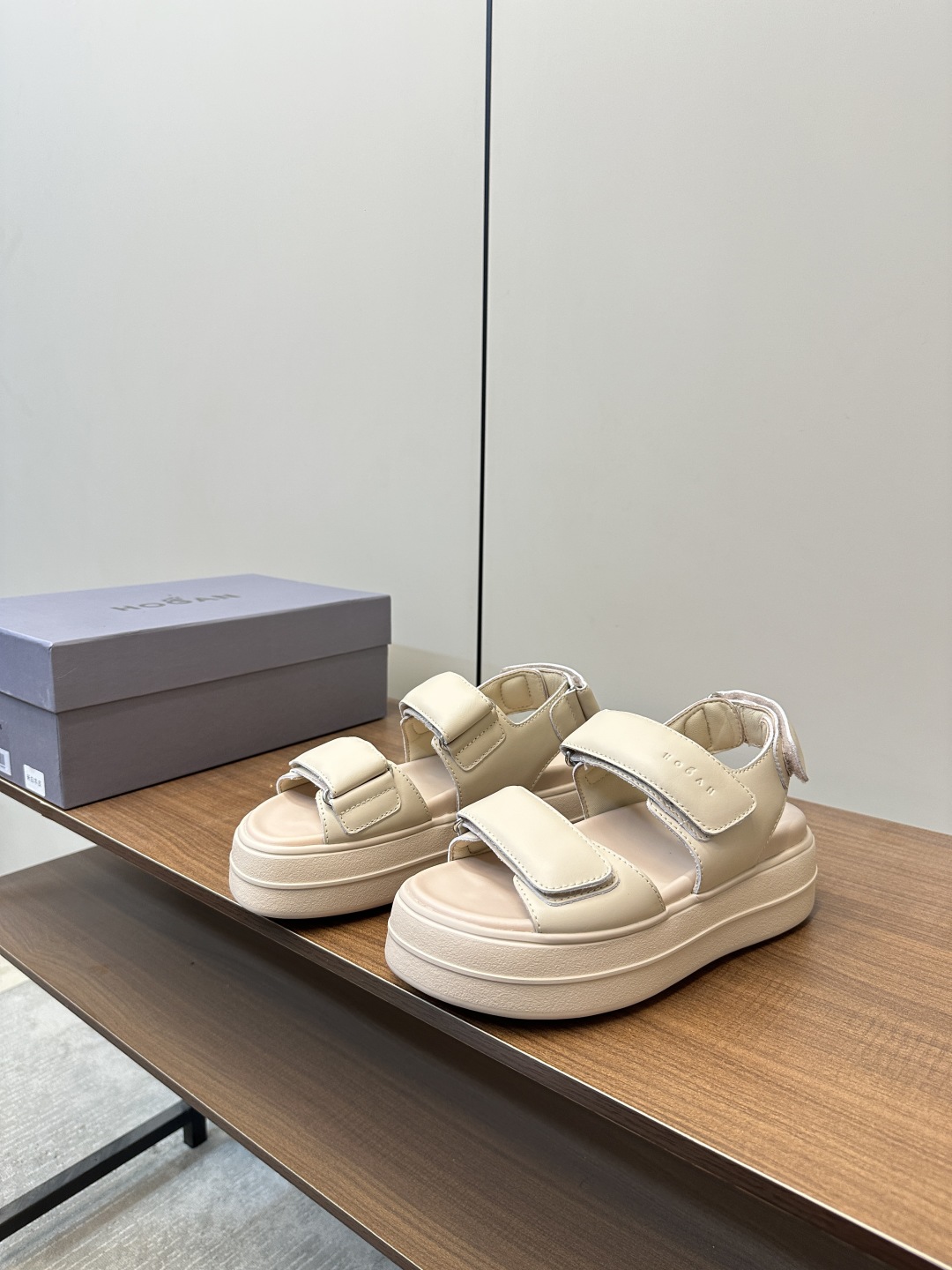 Italian Luxury: HOGAN P775 Sandals – Comfortable, Stylish, and Durable - 图片 3