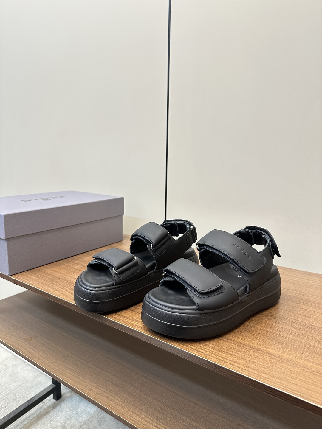 Luxurious Italian Hogan Sandals P775: Comfortable, Stylish, and Waterproof. - 图片 3