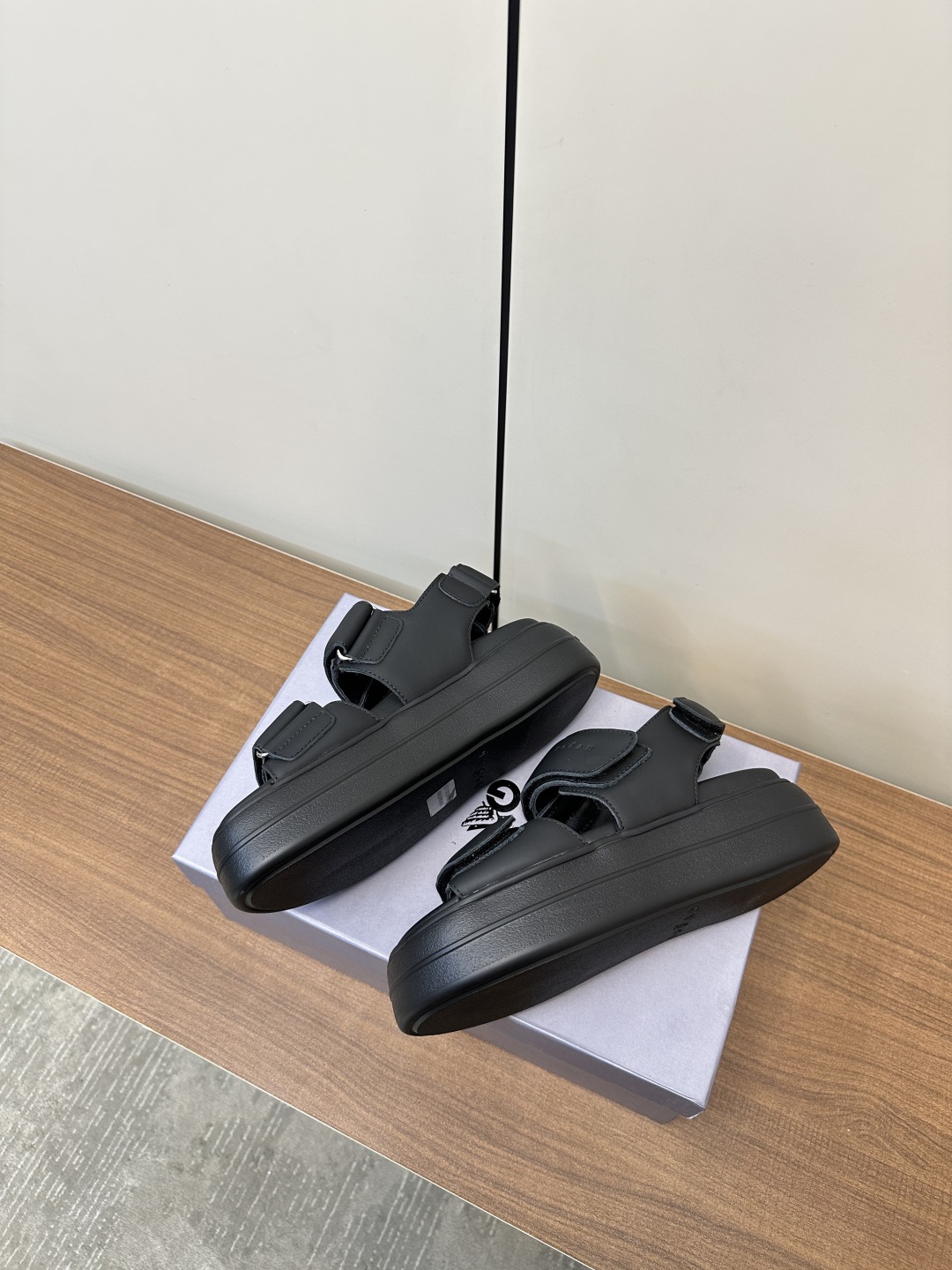Luxurious Italian Hogan Sandals P775: Comfortable, Stylish, and Waterproof. - 图片 9