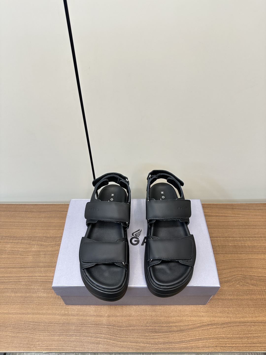 Luxurious Italian Hogan Sandals P775: Comfortable, Stylish, and Waterproof.