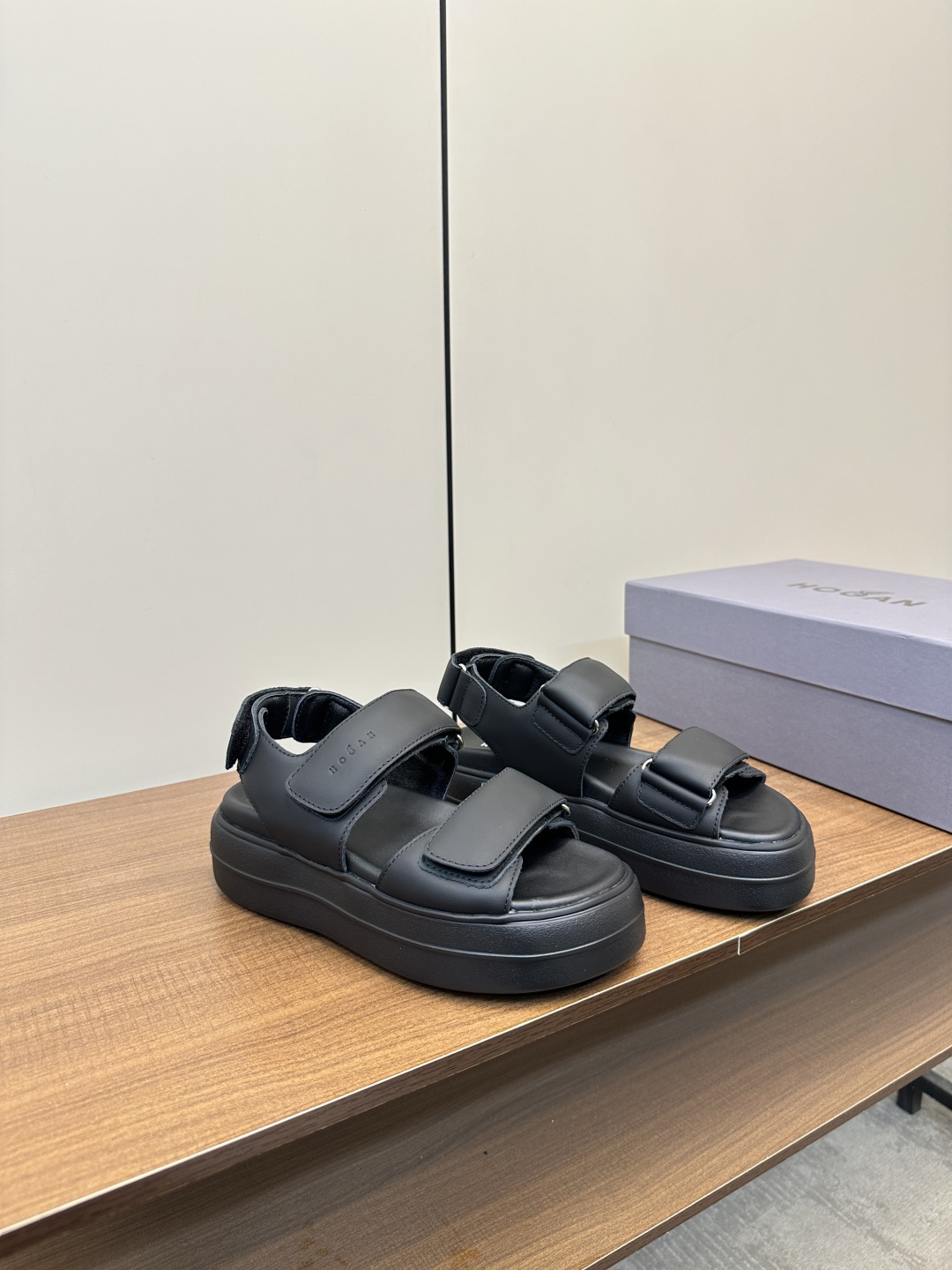 Luxurious Italian Hogan Sandals P775: Comfortable, Stylish, and Waterproof. - 图片 2