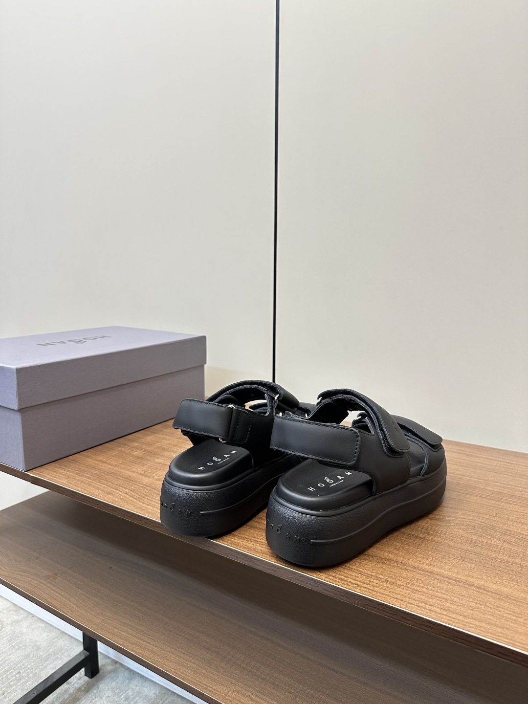 Luxurious Italian Hogan Sandals P775: Comfortable, Stylish, and Waterproof. - 图片 4