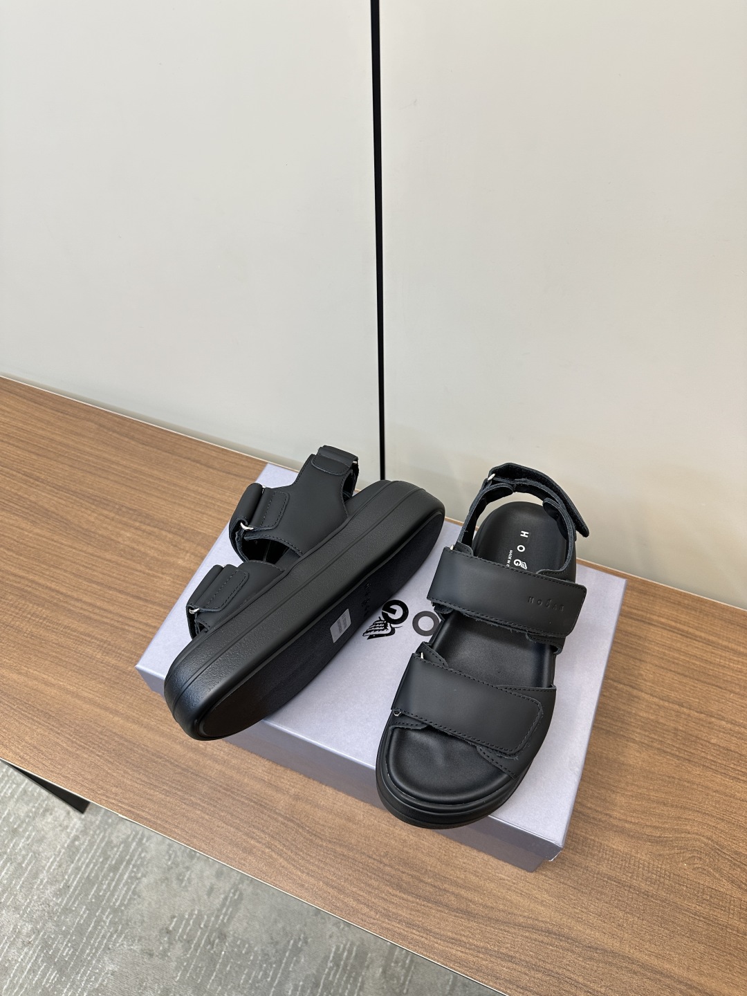 Luxurious Italian Hogan Sandals P775: Comfortable, Stylish, and Waterproof. - 图片 5