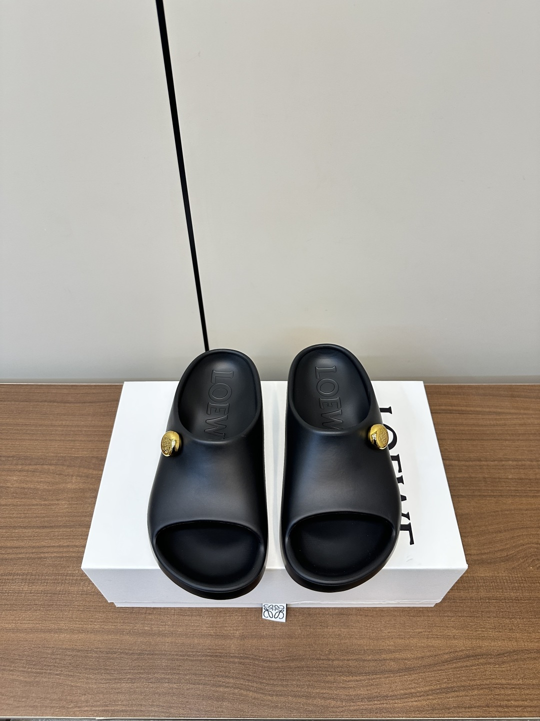 NO:406777,LOEWE｜Loyiwei summer paulas limited fashion slippers Ultralight slippers, super comfortable, wet, super suitable for going to the beach, very good looks, 2CM height, must-have for summer, rubber foam integrated molding!  Electroplating hardware buckle, size35-40 (40 custom made without return or exchange), slippers, loewe, loewe, slippers19860909LOEWE｜罗意威夏季paulas限定时尚拖鞋 超轻拖鞋,超舒服,湿水,去沙滩穿超合适的, 颜值也很高,高度2CM那样,夏季必备款 橡胶发泡一体成型！电镀五金扣, size35-40（40订做不退换）,拖鞋,loewe,loewe,slippers,Women's Shoes