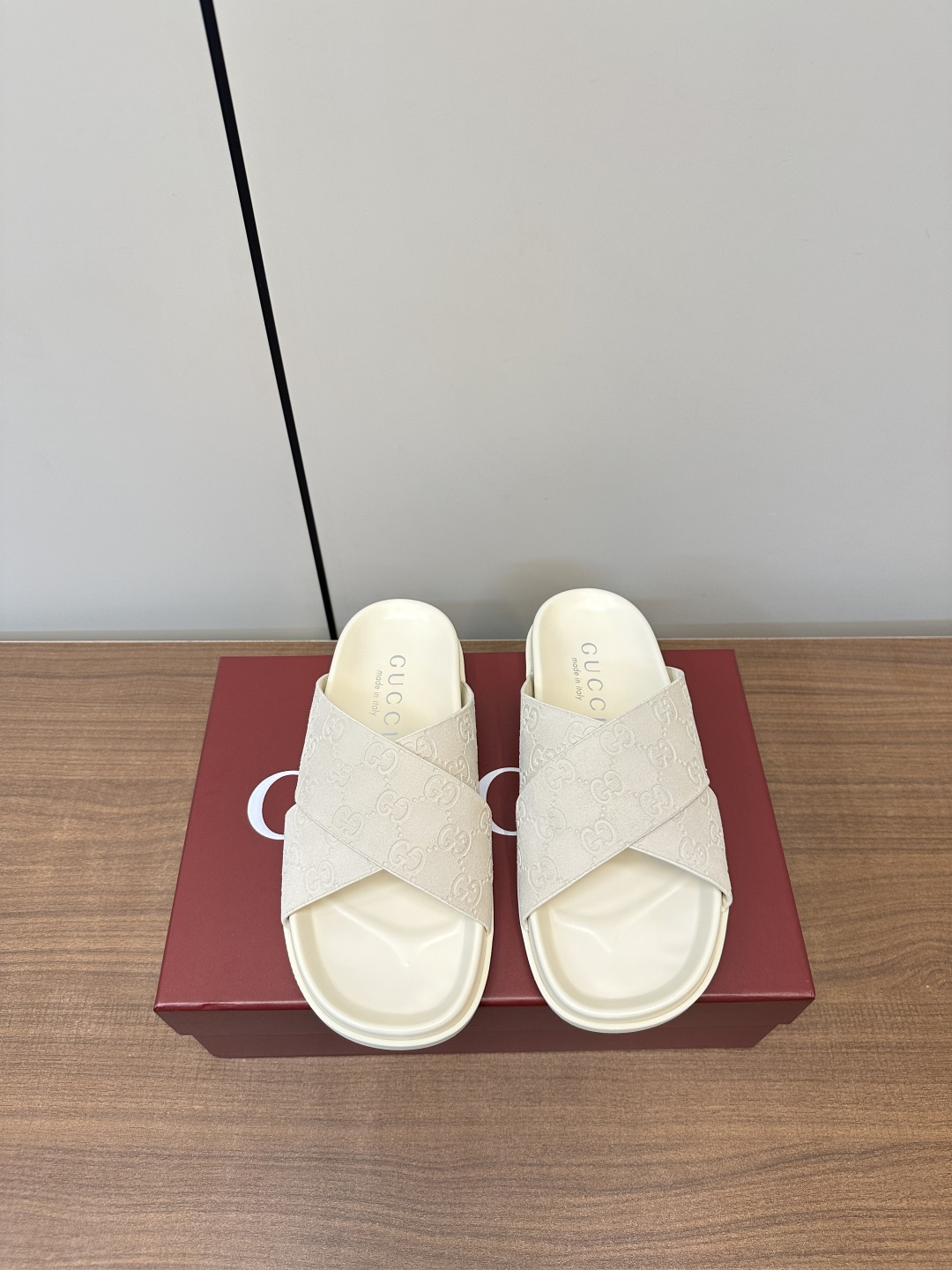 NO:410488,Gucci｜Gucci Women's Double G Logo Embossed Flat Slippers This sandal is made of GG canvas, embellished with a discerning double G logo, and is equipped with light gold tones, injecting a touch of exquisite and elegant atmosphere into the entire design. Original custom cowhide, custom sheepskin, tpu rubber outsole, size 35-41 (40.41. Custom made without return), slippers, gucci, sandals, slippers, cowhide, sheepskin19860909Gucci｜古琦女士双G logo压花平底拖鞋 这款凉鞋以GG帆布匠心打造,缀饰一眼可辨的双G标识,配以浅金色调配件,为整个设计注入一抹精致优雅气息 原版定制牛皮 内里定制羊皮  tpu橡胶大底 码数35-41（40.41.定做不退换）,拖鞋,gucci,sandals,slippers,cowhide,sheepskin,Women's Shoes