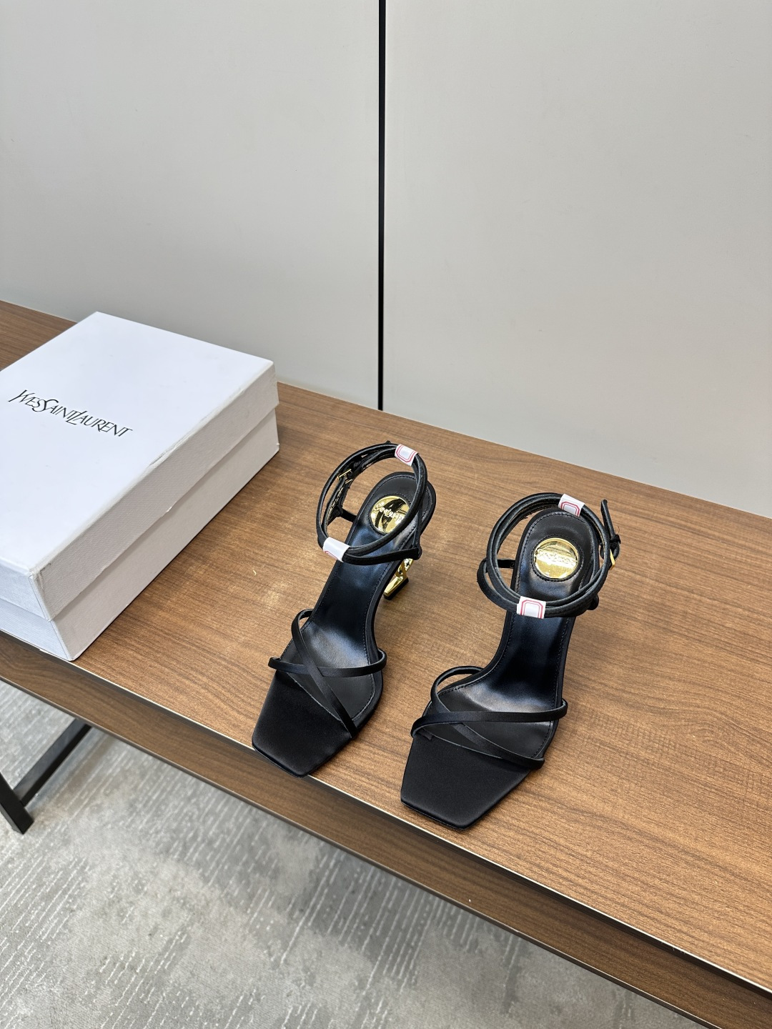 NO:410636,Saint Lauren｜YSL Saint Laurent silk high heel fairy sandals Whether it is a party or commuting, a pair of suitable shoes can always make you shine. Today I recommend this beautiful high heel sandal and classic YSL logo heel design. Comfort + full appearance, it doesn’t matter if you are tired of your feet, the key is that you must be full of appearance. Upper imported from Italy silk cloth, soles imported from Italy, genuine leather soles, foot pads: sheepskin Italian leather soles Heel height is about 10.5cm, size 35-39, high heels, saint laurent, saint laurent, saint laurent, saint laurent, sandals, high heels, sheepskin, real silk, Leather soles19860909Saint Lauren｜YSL圣罗兰真丝高跟仙女凉鞋 无论是派对还是通勤,一双合适的鞋子总能让你光彩照人.今天就向大家安利这款绝美高跟凉鞋、经典的YSL标识跟的设计,舒适+颜值度满分累脚不累脚的无所谓,关键是颜值一定要拉满 鞋面意大利进口真丝布 鞋底意大利进口真皮大底 垫脚:绵羊皮 意大利真皮底 跟高约10.5cm 码数35-39,高跟鞋,saint laurent,saint laurent,saint laurent,sandals,high heels,sheepskin,real silk,Leather soles,Women's Shoes