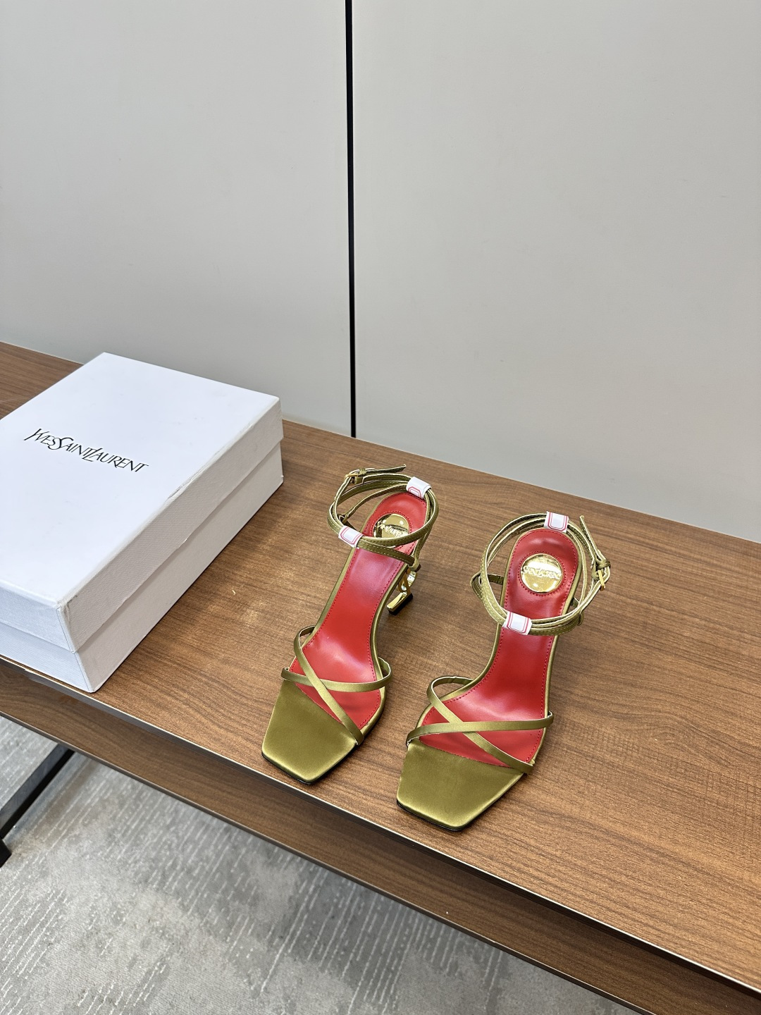 NO:410640,Saint Lauren｜YSL Saint Laurent silk high heel fairy sandals Whether it is a party or commuting, a pair of suitable shoes can always make you shine. Today I recommend this beautiful high heel sandal and classic YSL logo heel design. Comfort + full appearance, it doesn’t matter if you are tired of your feet, the key is that you must be full of appearance. Upper imported from Italy silk cloth, soles imported from Italy, genuine leather soles, foot pads: sheepskin Italian leather soles Heel height is about 10.5cm, size 35-39, high heels, saint laurent, saint laurent, saint laurent, saint laurent, sandals, high heels, sheepskin, real silk, Leather soles19860909Saint Lauren｜YSL圣罗兰真丝高跟仙女凉鞋 无论是派对还是通勤,一双合适的鞋子总能让你光彩照人.今天就向大家安利这款绝美高跟凉鞋、经典的YSL标识跟的设计,舒适+颜值度满分累脚不累脚的无所谓,关键是颜值一定要拉满 鞋面意大利进口真丝布 鞋底意大利进口真皮大底 垫脚:绵羊皮 意大利真皮底 跟高约10.5cm 码数35-39,高跟鞋,saint laurent,saint laurent,saint laurent,sandals,high heels,sheepskin,real silk,Leather soles,Women's Shoes