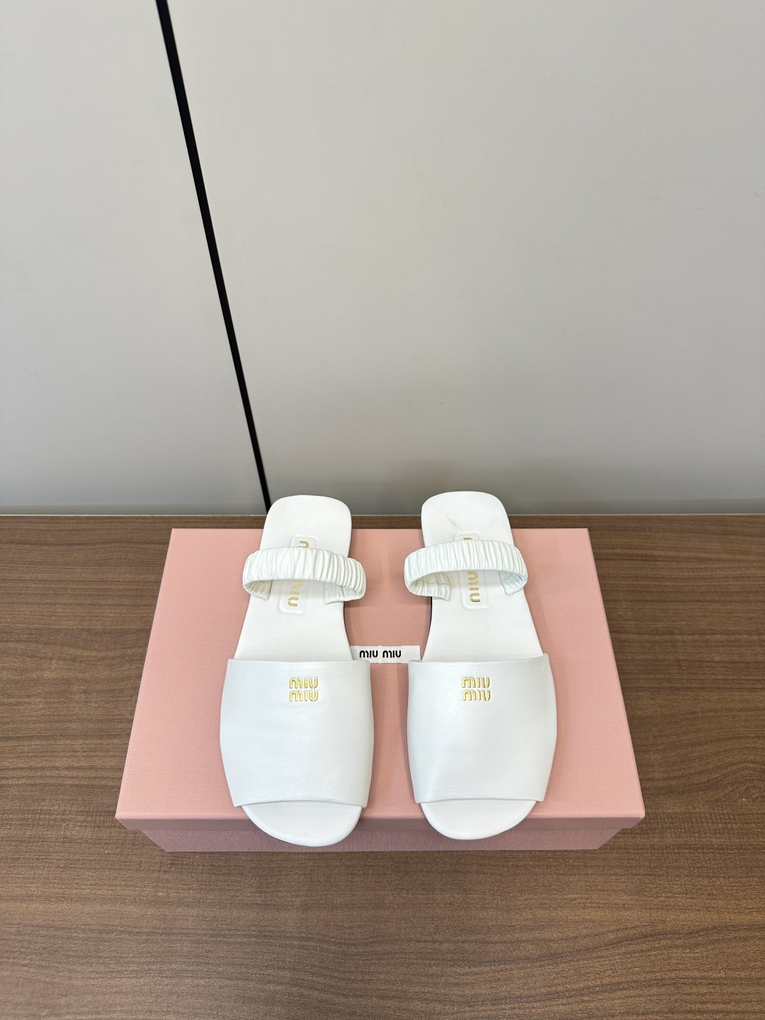 NO:410448,Top quality MiuMiu｜Miu 2025 spring and summer new sandals, sweet and salty Meow Girl. The simple design upper adds a lot of girlish heart to this sandals. Original 11 development, major stars, Internet celebrities, love style, skin-friendly and soft summer must-have fabric, completely matched with the soft little sheepskin!  Sheepskin wrapping foot pad!  Wrinkled sheepskin elastic band Original molded rubber sole Size: 35-40 (40 custom made without return or replacement), slippers, miumiu, slippers, sheepskin19860909顶级品质 MiuMiu｜谬谬2025春夏新款凉拖鞋 可甜可盐的喵喵女孩 简约设计的鞋面给这款凉拖增添不少少女心. 原版 11开发,各大明星 网红的热爱款 ,亲肤柔软夏季必备款 面料完全对版的柔软小绵羊皮！ 羊皮包裹垫脚！褶皱羊皮松紧带 原版开模橡胶底 码数:35-40（40定做不退不换）,拖鞋,miumiu,slippers,sheepskin,Women's Shoes