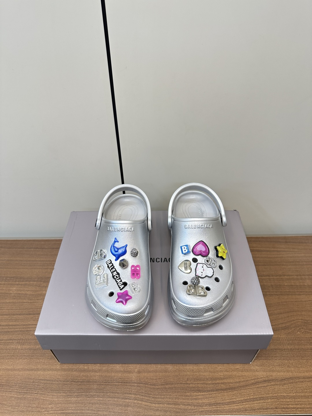 NO:404388,Balenciaga×Crocs cute and cute style, Balenciaga summer hole shoes, original shoes purchased and developed, 11 cm thick sole, silver metal decoration and gravure BBBalenciaga brand logo, round nail engraved BB logo, full set of accessories and packaging, official correct version original grade, original version consistent details. Size 35 36 37 38 39 40 41 42 43 44 45, slippers, balenciaga, balenciaga, slippers19860909Balenciaga×Crocs 呆萌可爱款,巴黎世家夏季洞洞鞋, 原鞋购入开发,11厘米厚底,鞋底银色金属装饰并凹印BBBalenciaga品牌标识,圆钉镌刻BB标识,全套配件及包装,官方正确版原装级,原版一致细节. 尺码35 36 37 38 39 40 41 42 43 44 45,拖鞋,balenciaga,balenciaga,slippers,Women's Shoes