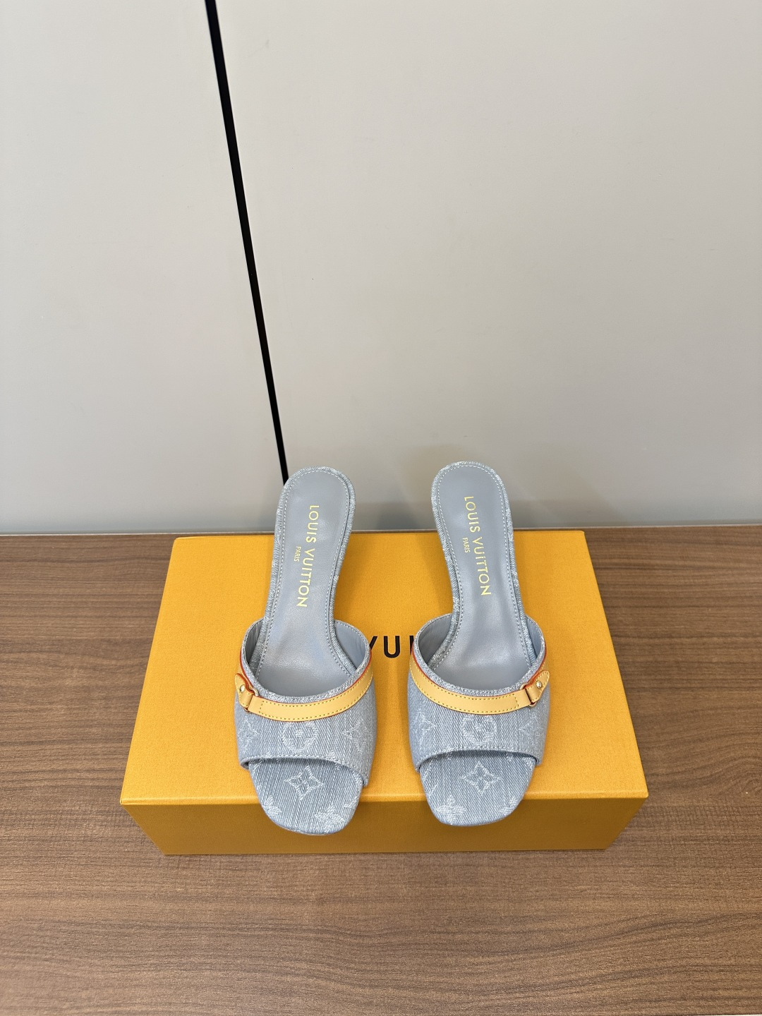 NO:410461,Top version LV 2025ss new Jindian LV presbyterian cat heel slippers This Helios sandals are made of bleached Monogram denim canvas and are eye-catching. The watch features exquisite gold details such as elegant studs inspired by the historic Louis Vuitton suitcase and buckles with decorative ankle straps. Material: denim cowhide Inner: footbed all sheepskin Outsole: genuine leather sole Heel height 5cm Shoe size: 35-41 (40.41. Custom made non-return), slippers, louis vuitton, louis vuitton, sandals, slippers, cowhide, sheepskin19860909顶级版本 LV 2025ss新品金典LV老花猫跟拖鞋 这款 Helios 凉鞋采用漂白Monogram 牛仔帆布制成,搭配天然皮革饰边,引人注目.该表款以精致的金色细节为特色,例如灵感来自历史悠久的路易威登行李箱的优雅铆钉和装饰踝带的搭扣. 材料:牛仔布牛皮 内里:垫脚全羊皮 大底:真皮的底 跟高5cm 鞋码: 35-41(40.41.定做不退换),拖鞋,louis vuitton,louis vuitton,sandals,slippers,cowhide,sheepskin,Women's Shoes