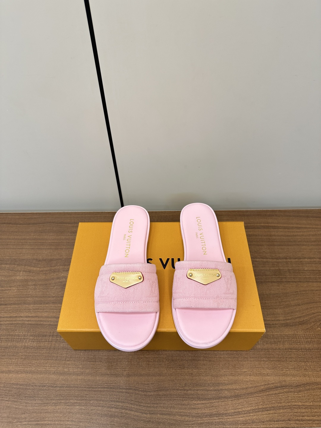 NO:410467,Top version LV 2025ss new Golden Dian LV Presbyterian Flat Slippers This Helios sandals are made of bleached Monogram denim canvas and are eye-catching. The watch features exquisite gold details such as elegant studs inspired by the historic Louis Vuitton suitcase and buckles with decorative ankle straps. Material: denim cowhide Inner: footbed full sheepskin Outsole: genuine leather sole Heel height 1cm Shoe size: 35-41 (40.41. Custom made non-return), slippers, louis vuitton, louis vuitton, sandals, slippers, cowhide, sheepskin19860909顶级版本 LV 2025ss新品金典LV老花平底拖鞋 这款 Helios 凉鞋采用漂白Monogram 牛仔帆布制成,搭配天然皮革饰边,引人注目.该表款以精致的金色细节为特色,例如灵感来自历史悠久的路易威登行李箱的优雅铆钉和装饰踝带的搭扣. 材料:牛仔布牛皮 内里:垫脚全羊皮 大底:真皮的底 跟高1cm 鞋码: 35-41(40.41.定做不退换),拖鞋,louis vuitton,louis vuitton,sandals,slippers,cowhide,sheepskin,Women's Shoes