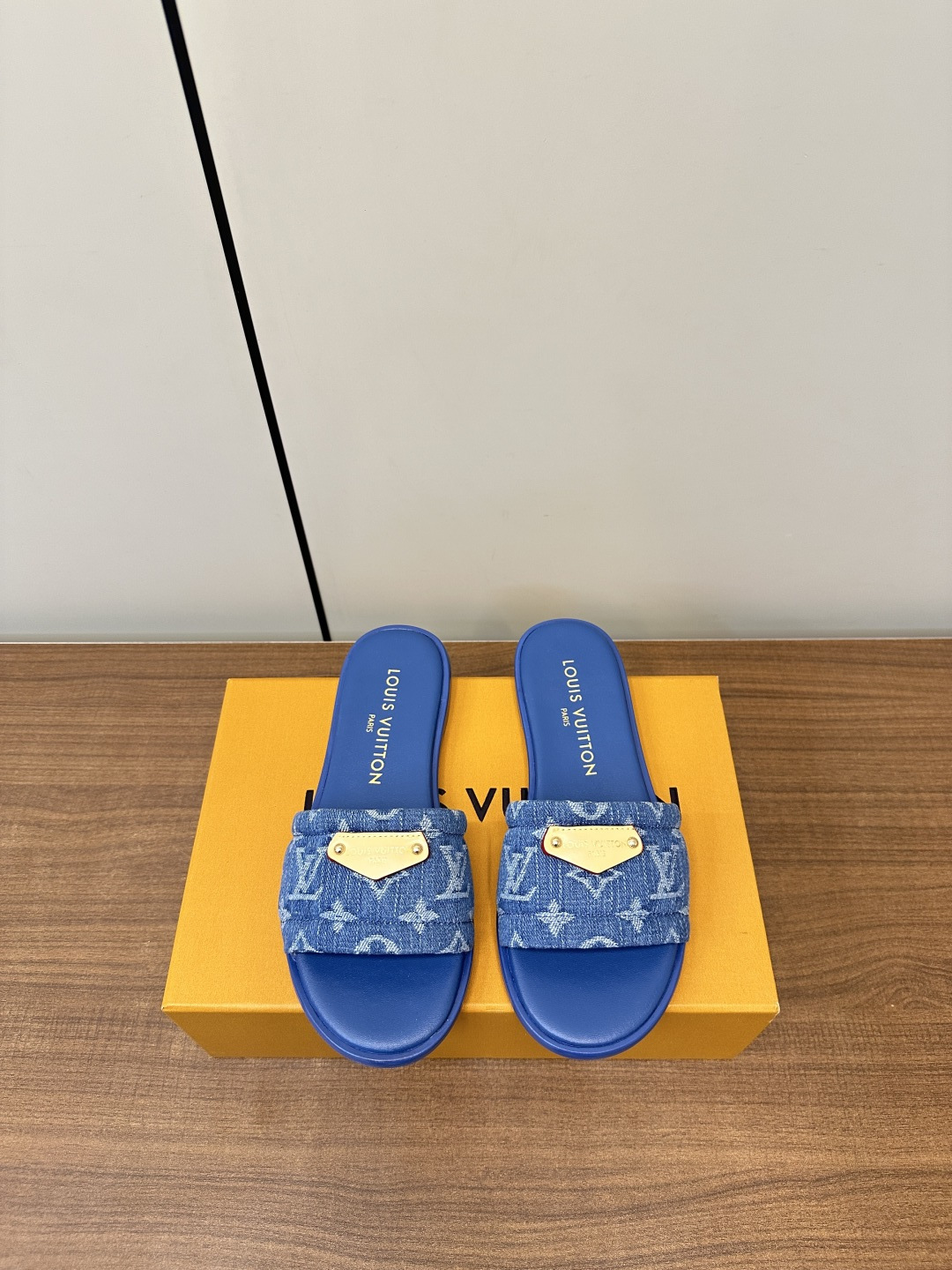 NO:410473,Top version LV 2025ss new Golden Dian LV Presbyterian Flat Slippers This Helios sandals are made of bleached Monogram denim canvas and are eye-catching. The watch features exquisite gold details such as elegant studs inspired by the historic Louis Vuitton suitcase and buckles with decorative ankle straps. Material: denim cowhide Inner: footbed full sheepskin Outsole: genuine leather sole Heel height 1cm Shoe size: 35-41 (40.41. Custom made non-return), slippers, louis vuitton, louis vuitton, sandals, slippers, cowhide, sheepskin19860909顶级版本 LV 2025ss新品金典LV老花平底拖鞋 这款 Helios 凉鞋采用漂白Monogram 牛仔帆布制成,搭配天然皮革饰边,引人注目.该表款以精致的金色细节为特色,例如灵感来自历史悠久的路易威登行李箱的优雅铆钉和装饰踝带的搭扣. 材料:牛仔布牛皮 内里:垫脚全羊皮 大底:真皮的底 跟高1cm 鞋码: 35-41(40.41.定做不退换),拖鞋,louis vuitton,louis vuitton,sandals,slippers,cowhide,sheepskin,Women's Shoes
