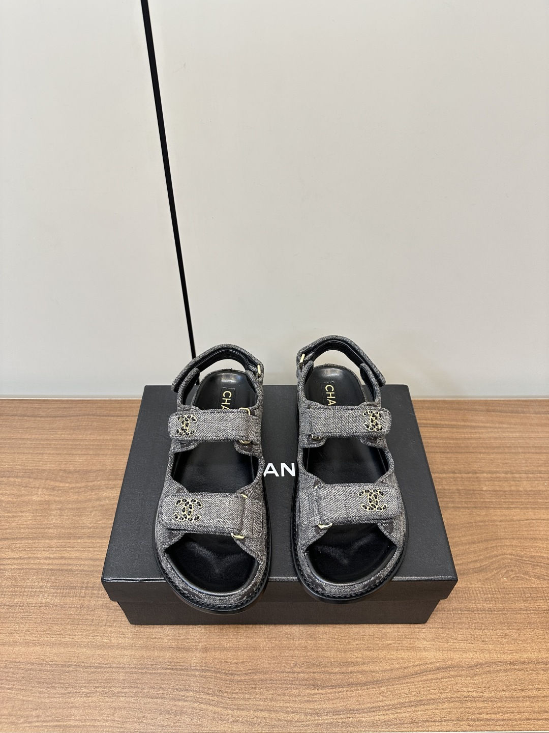 NO:410479,Chanel 2025ss new denim small fragrant beach sandals, top counter quality, one of the must-have classics every year!  The latest dual C metal buckle matching design is more prominent and tasteful~ All materials are customized according to the original version!  Buy genuine products and develop them. All-purpose and versatile artifacts, and are resistant to making models in summer beaches. Customized sheepskin fabric. The inner part is imported sheepskin!  Italian thickened leather outsole!  Size 35-40 (40, 41 custom made, sandals, chanel, sandals, sheepskin, Leather soles19860909Chanel 2025ss新品牛仔布小香沙滩凉鞋 顶级专柜品质 每年必入的经典款之一！最新出双C金属扣搭配设计 更加彰显和品味～所有材质都根据原版定制！购入正品开发.万能百搭神器,夏日沙滩耐造款. 定制羊皮面料 内里为进口羊皮！ 意大利加厚真皮大底！ 码数35-40（40、41定做,凉鞋,chanel,sandals,sheepskin,Leather soles,Women's Shoes