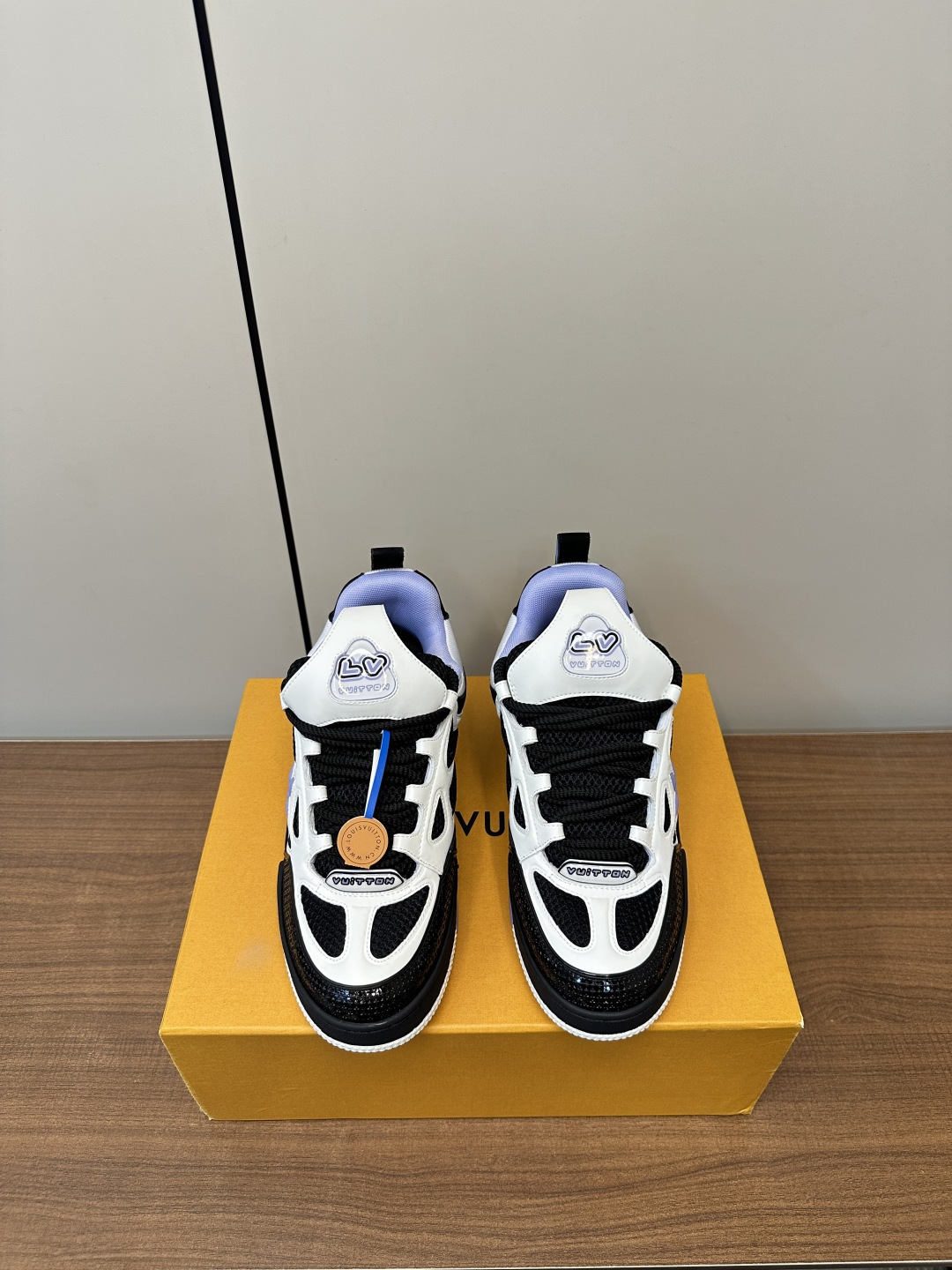 NO:410505,LV~Louis Vuitton by Virgin Abloh's best-looking sneakers, donkey brand promotes new products, and the official website's limited-edition retro basketball sneakers!  The high and low gangs all spent a lot of money to buy the original version with accurate reproduction of 1:1, the details are invincible, the sincerity is full of imported customized original cowhide, the original version is consistent with the packaging method, the details are 100% restored, the private model customized original integrated TPU combination bottom is different from other companies, and this effect cannot be achieved without the original version!  Size women's 35-40 men's 39-45 (38 46 custom made, casual shoes/sports shoes, louis vuitton, louis vuitton, louis vuitton, sneakers, cowhide19860909LV～路易威登 by Virgin Abloh最好看的运动鞋,驴牌力推新品, 官网限定款复古篮球运动鞋！ 高帮低帮均花血本购入原版1:1精准复刻、细节很无敌、诚意满满、进口定制原版牛皮,原版一致套包做法,细节百分百还原、私模定制原版一体成型TPU组合大底、区别于别家、, 没有原版是开不出这效果的！ Size女款35-40男款39-45（38 46定做,休闲鞋/运动鞋,louis vuitton,louis vuitton,louis vuitton,sneakers,cowhide,Women's Shoes