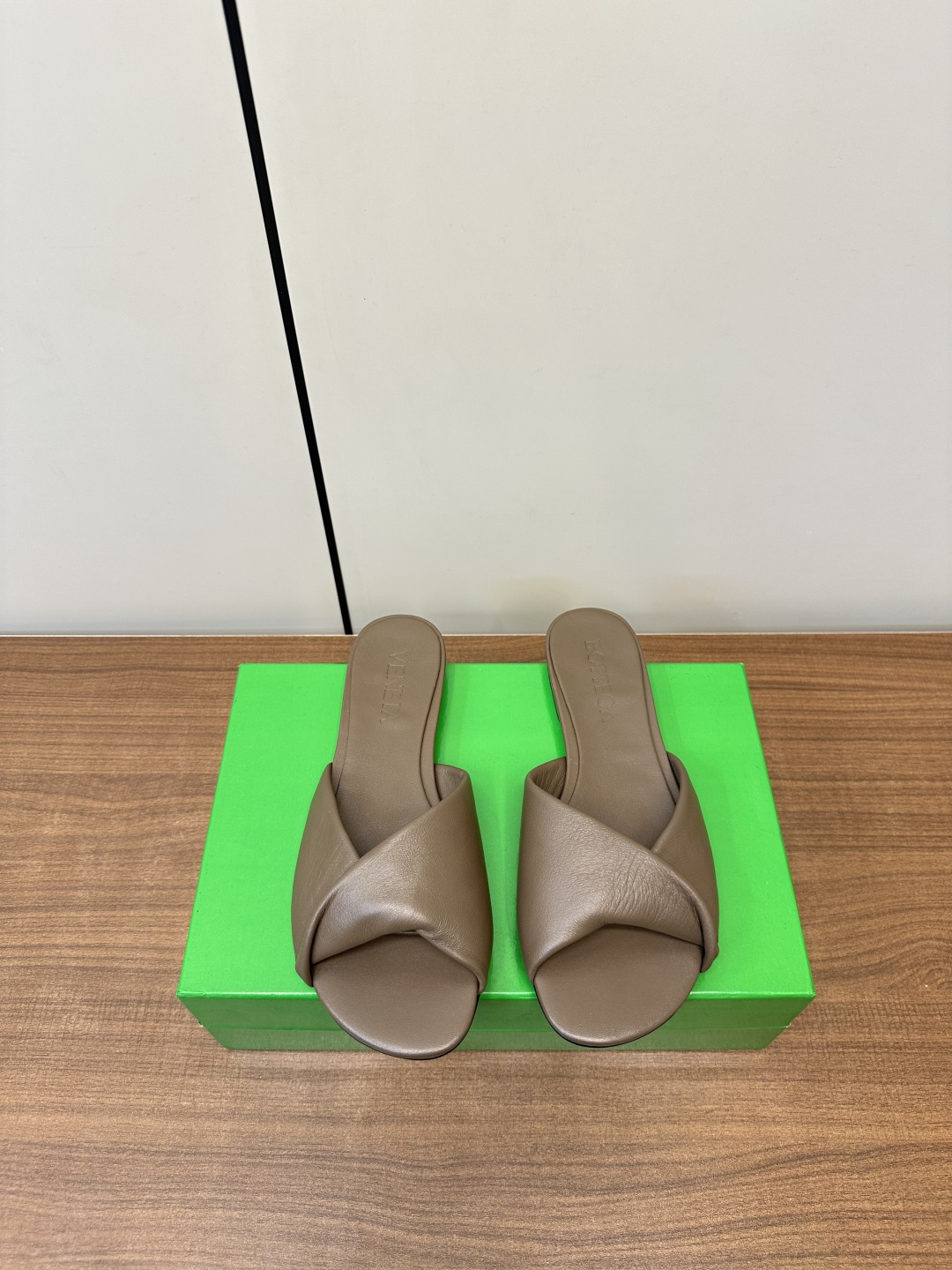 NO:410459,Botteg* Veneta ssBV new internet celebrity slippers. Are all Bv products this year super popular?  Every product is attracting attention, and the favorite of fashion experts. This slipper is no exception. It is really versatile on the feet, and it looks great when you go out at home. Customized sheepskin upper, inner sheepskin original injection molded leather sole size women 35-40 (40, 41, 42 custom made without return and exchange) with full packaging, slippers, bottega veneta, bottega veneta, slippers, sheepskin19860909Botteg* Veneta ssBV新款网红款拖鞋 Bv今年的单品都超级的火？每一款产品都备受瞩目,时尚达人的最爱,这款拖鞋也不例外,上脚真的超百搭 ,居家外出都超好看 鞋面定制绵羊皮 内里羊皮 原版注塑真皮底 size女35-40（40、41、42定做不退换）配全套包装,拖鞋,bottega veneta,bottega veneta,slippers,sheepskin,Women's Shoes