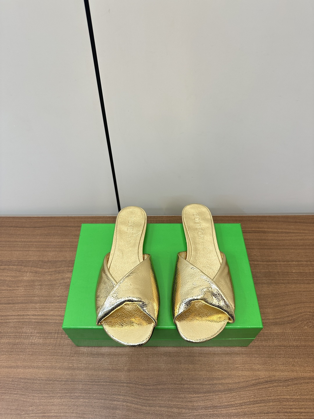 NO:410466,BV Botteg* Veneta ssBV new internet celebrity slippers. Are all Bv products this year super popular?  Every product is attracting attention, and the favorite of fashion experts. This slipper is no exception. It is really versatile on the feet, and it looks great when you go out at home. Customized sheepskin upper, inner sheepskin original injection molded leather sole size women 35-40 (40, 41, 42 custom made without return and exchange) with full packaging, slippers, bottega veneta, bottega veneta, slippers, sheepskin19860909BV Botteg* Veneta ssBV新款网红款拖鞋 Bv今年的单品都超级的火？每一款产品都备受瞩目,时尚达人的最爱,这款拖鞋也不例外,上脚真的超百搭 ,居家外出都超好看 鞋面定制绵羊皮 内里羊皮 原版注塑真皮底 size女35-40（40、41、42定做不退换）配全套包装,拖鞋,bottega veneta,bottega veneta,slippers,sheepskin,Women's Shoes