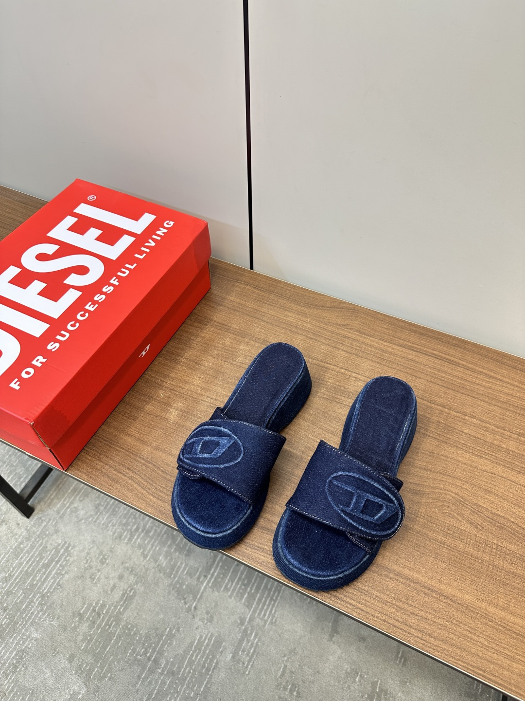 NO:410425,DIESEL2025 spring and summer washing denim thick sole slippers This season subverts the traditional design and creates a rebellious and interesting show. The classic shoe shape outlines the sexy charm. The texture LOGO is decorated casually and playful. The whole series is casual punk style and playful. It is very cool and spicy. A must-have for hot girls. The sole height is 6CM size35-39 (customized for 40.41), slippers, slippers19860909DIESEL2025春夏水洗牛仔布厚底 拖鞋 这季颠覆了传统的设计,打造了一场叛逆又充满趣味的大秀,经典鞋型勾勒性感魅力 质感LOGO装点率意俏皮,整个系列随性朋克风又充满玩味直接一眼爱 上脚又酷又辣 辣妹必备 鞋底高度6CM size35-39（40.41订做）,拖鞋,slippers,Women's Shoes