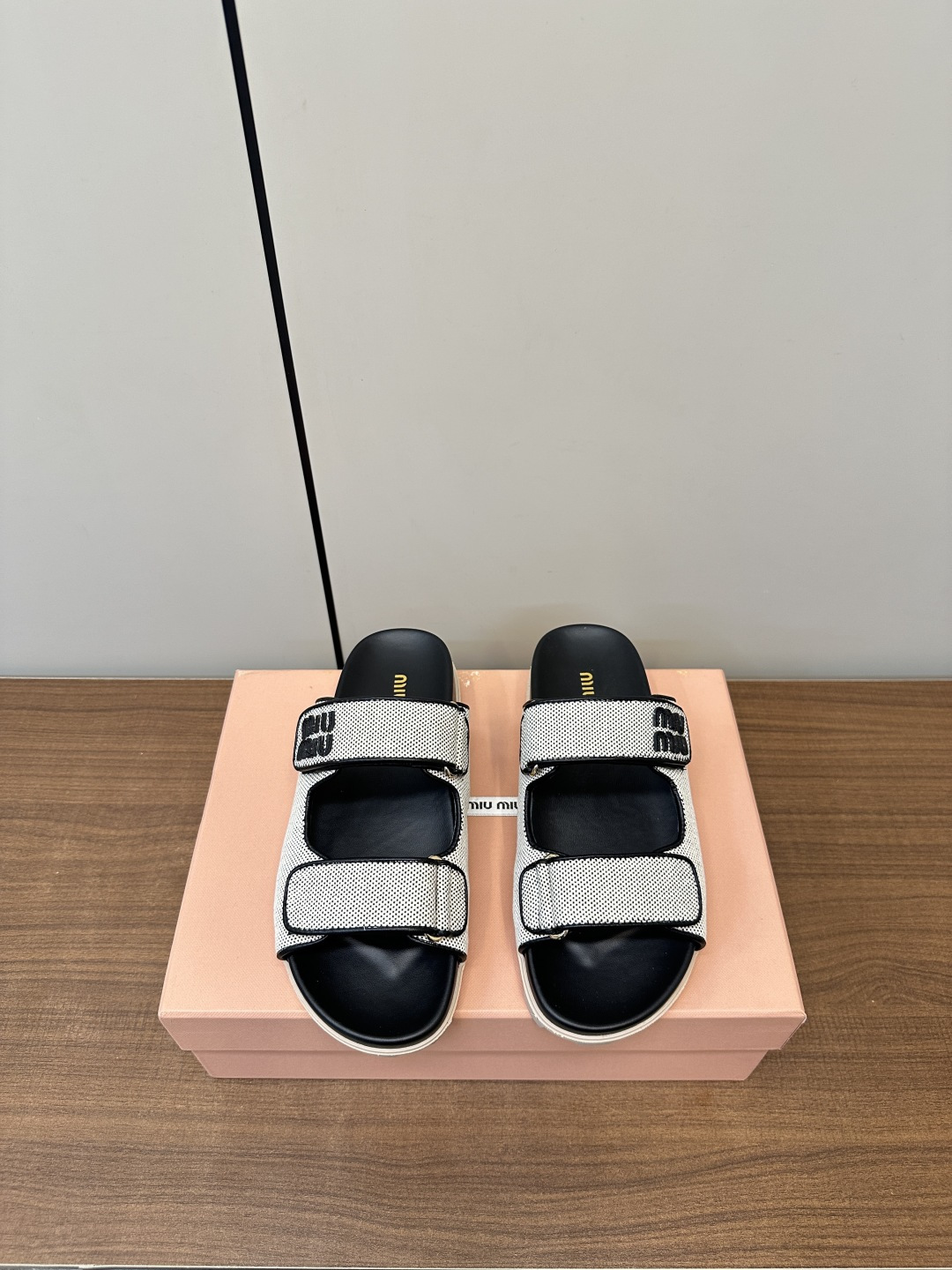 NO:410377,Miu Miu | Miu Miu Fashion Velcro Beach Slippers The catwalk exposed [Lightning], the very staying Maillard color flat shoes, electric embroidery design, unique style, very textured Material original custom silk fabric inner sheepskin sole original open molded sole size Women 35-40 (41 custom made), slippers, miumiu, flats, slippers, sheepskin, silk fabric19860909Miu Miu｜缪缪时尚魔术贴沙滩拖鞋 走秀场曝光[闪电] 、非常留行的美拉德配色平底鞋, 电绣工艺设计、独特风格,非常有质感 材质原版定制绸缎布料 内里羊皮 鞋底原版开模大底 size 女35-40（41定做）,拖鞋,miumiu,flats,slippers,sheepskin,silk fabric,Women's Shoes