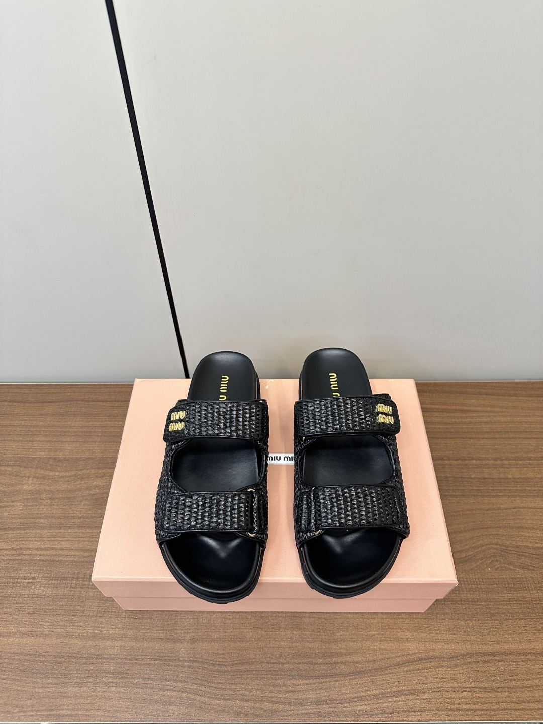 NO:410385,Miu Miu | Miu Miu Fashion Velcro Beach Slippers The catwalk exposure [Lightning], the very staying Maillard color flat shoes, electric embroidery design, unique style, very textured Material original custom wheat pole straw weaving inner sheepskin sole original open molded sole size Women 35-40 (41 custom made), slippers, miumiu, flats, slippers, espadrilles, sheepskin19860909Miu Miu｜缪缪时尚魔术贴沙滩拖鞋 走秀场曝光[闪电] 、非常留行的美拉德配色平底鞋, 电绣工艺设计、独特风格,非常有质感 材质原版定制麦杆草编 内里羊皮 鞋底原版开模大底 size 女35-40（41定做）,拖鞋,miumiu,flats,slippers,espadrilles,sheepskin,Women's Shoes