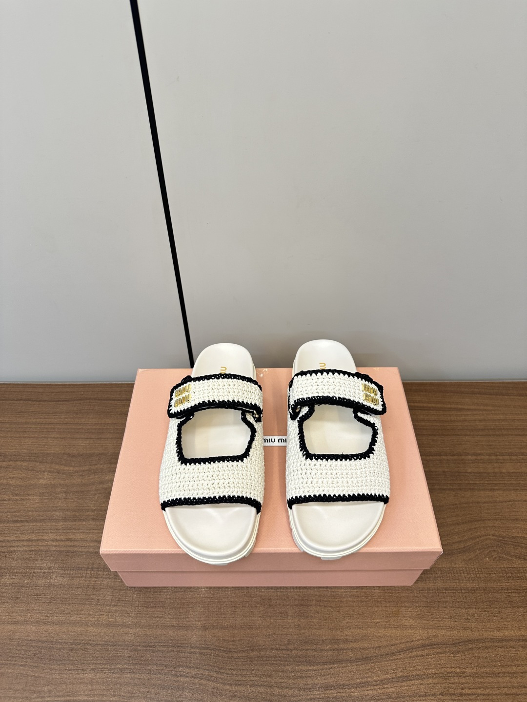 NO:410393,Miu Miu | Miu Miu Fashion Velcro Beach Slippers The catwalk exposure [Lightning], the very staying Maillard color flat shoes, electric embroidery design, unique style, very textured Material original customized wool knitted inner sheepskin sole original open molded sole size Women 35-40 (41 custom made), slippers, miumiu, flats, slippers, sheepskin19860909Miu Miu｜缪缪时尚魔术贴沙滩拖鞋 走秀场曝光[闪电] 、非常留行的美拉德配色平底鞋, 电绣工艺设计、独特风格,非常有质感 材质原版定制毛线编织 内里羊皮 鞋底原版开模大底 size 女35-40（41定做）,拖鞋,miumiu,flats,slippers,sheepskin,Women's Shoes