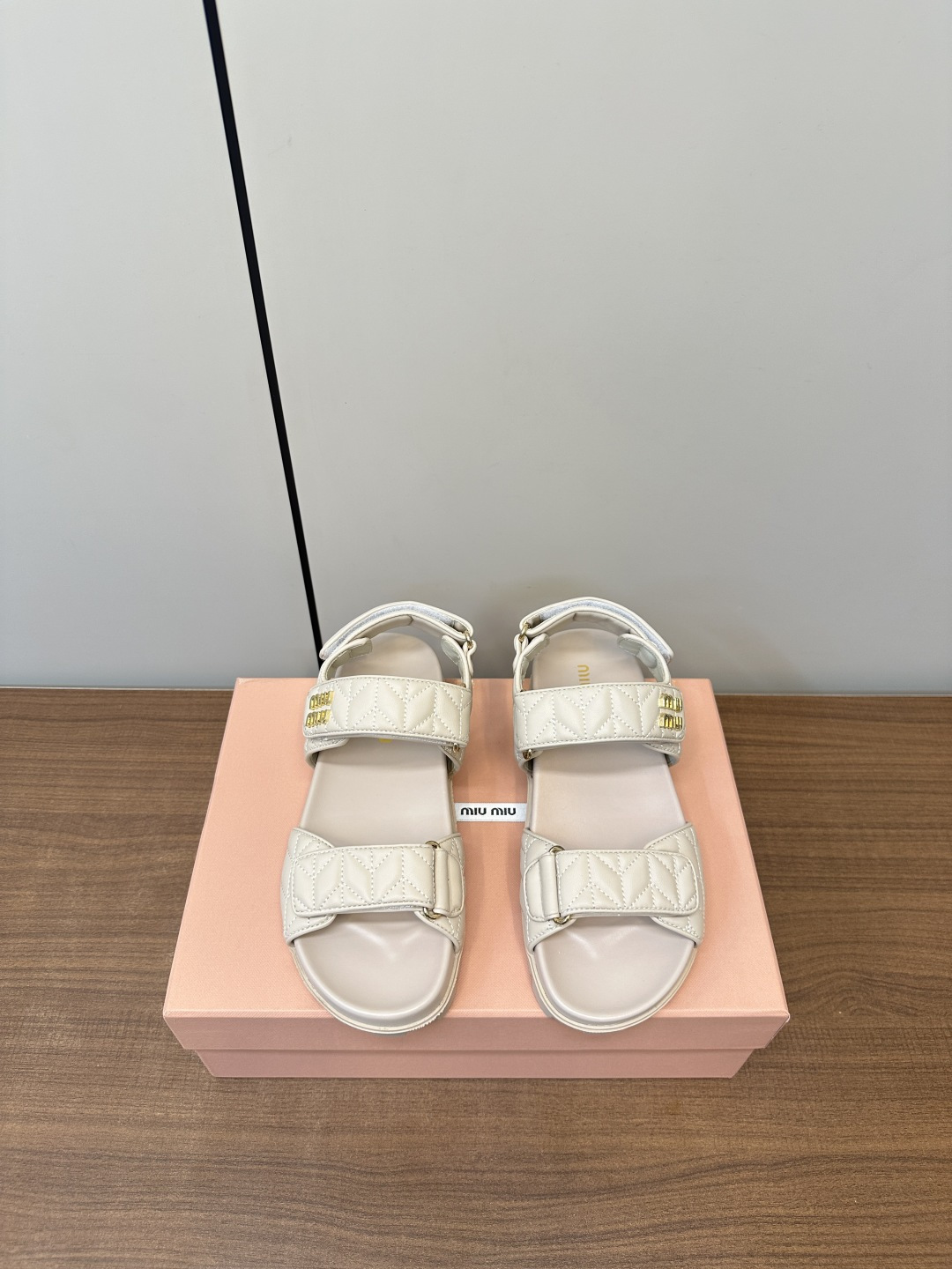 NO:410399,Miu Miu | Miu Miu Fashion Velcro Beach Sandals The catwalk exposure [Lightning], the very staying Maillard color flat shoes, electric embroidery design, unique style, very textured Material original custom sheepskin mat embroidery inner sheepskin sole original open molded sole size Women 35-40 (41 custom made), sandals, miumiu, sandals, flats, sheepskin19860909Miu Miu｜缪缪时尚魔术贴沙滩凉鞋 走秀场曝光[闪电] 、非常留行的美拉德配色平底鞋, 电绣工艺设计、独特风格,非常有质感 材质原版定制羊皮垫绣 内里羊皮 鞋底原版开模大底 size 女35-40（41定做）,凉鞋,miumiu,sandals,flats,sheepskin,Women's Shoes